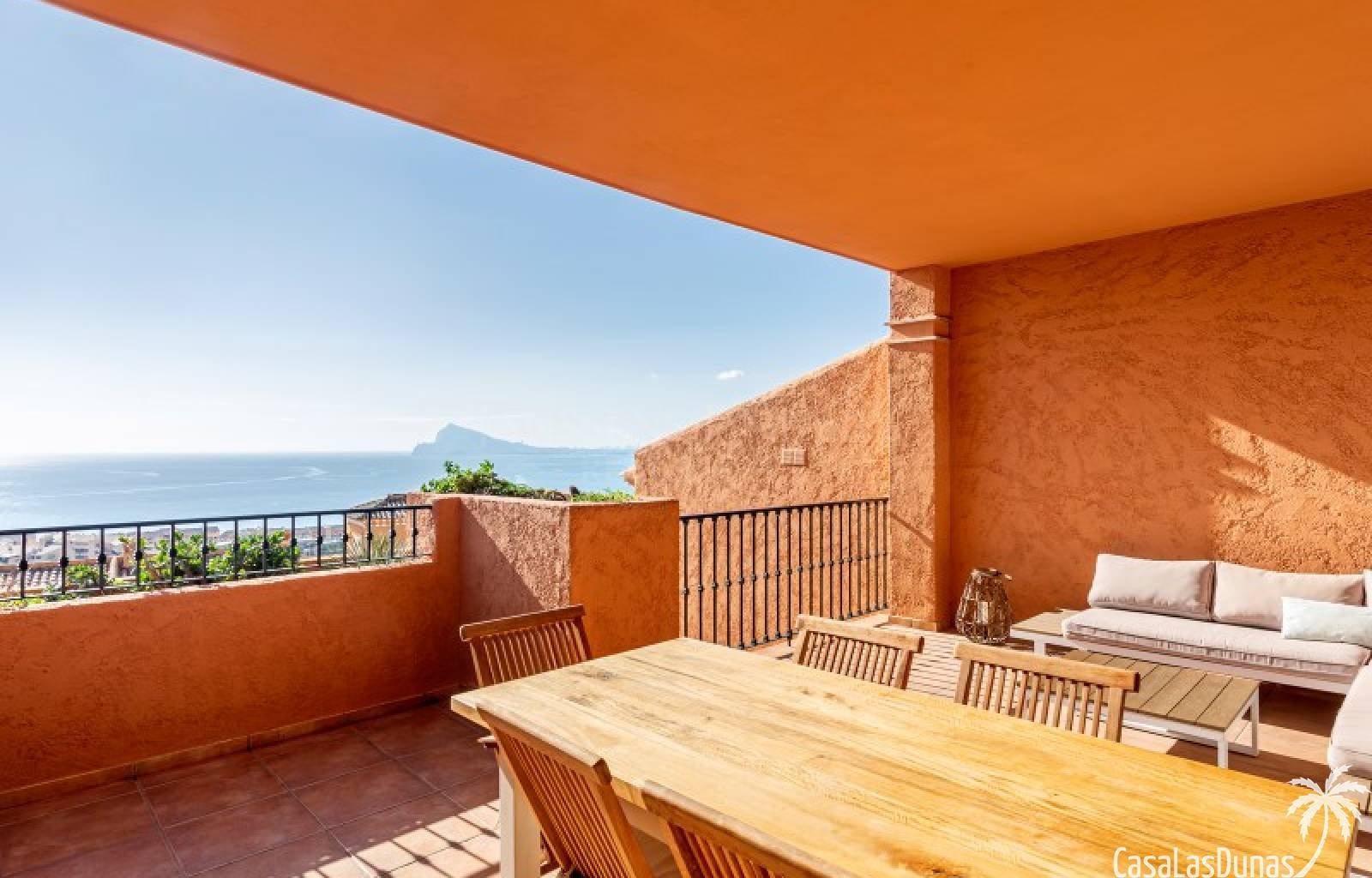 Gemütliches Reihenhaus mit traumhafter Aussicht!
Dieses gepflegte Haus mit 250m² bebauter Fläche verteilt sich auf zwei Ebenen und bietet eine perfek