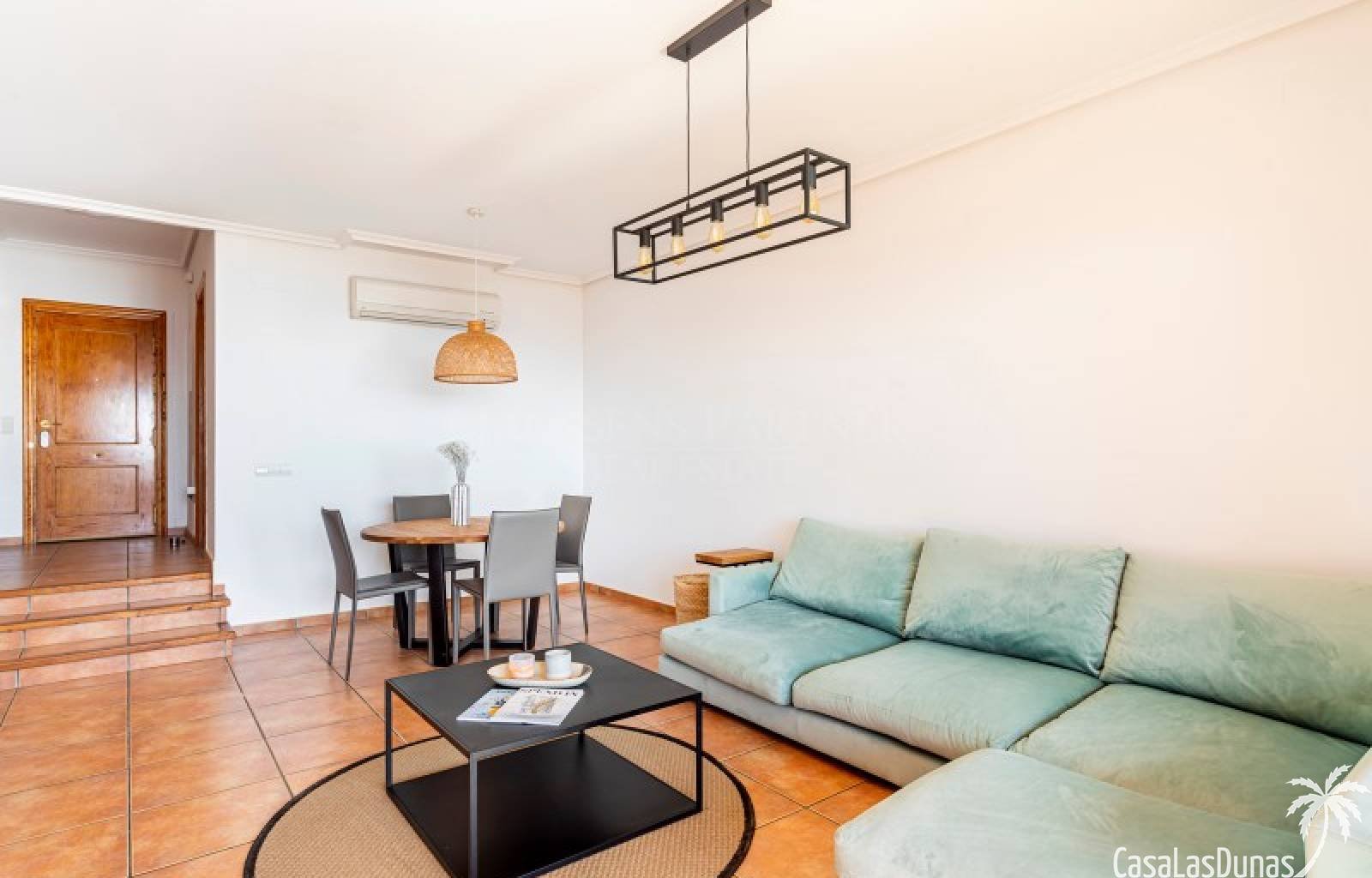 Gemütliches Reihenhaus mit traumhafter Aussicht!
Dieses gepflegte Haus mit 250m² bebauter Fläche verteilt sich auf zwei Ebenen und bietet eine perfek