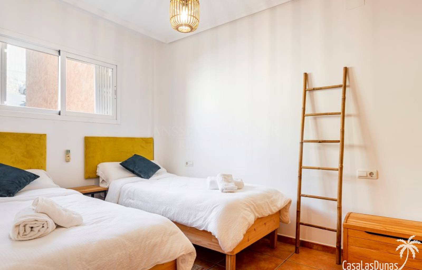 Gemütliches Reihenhaus mit traumhafter Aussicht!
Dieses gepflegte Haus mit 250m² bebauter Fläche verteilt sich auf zwei Ebenen und bietet eine perfek