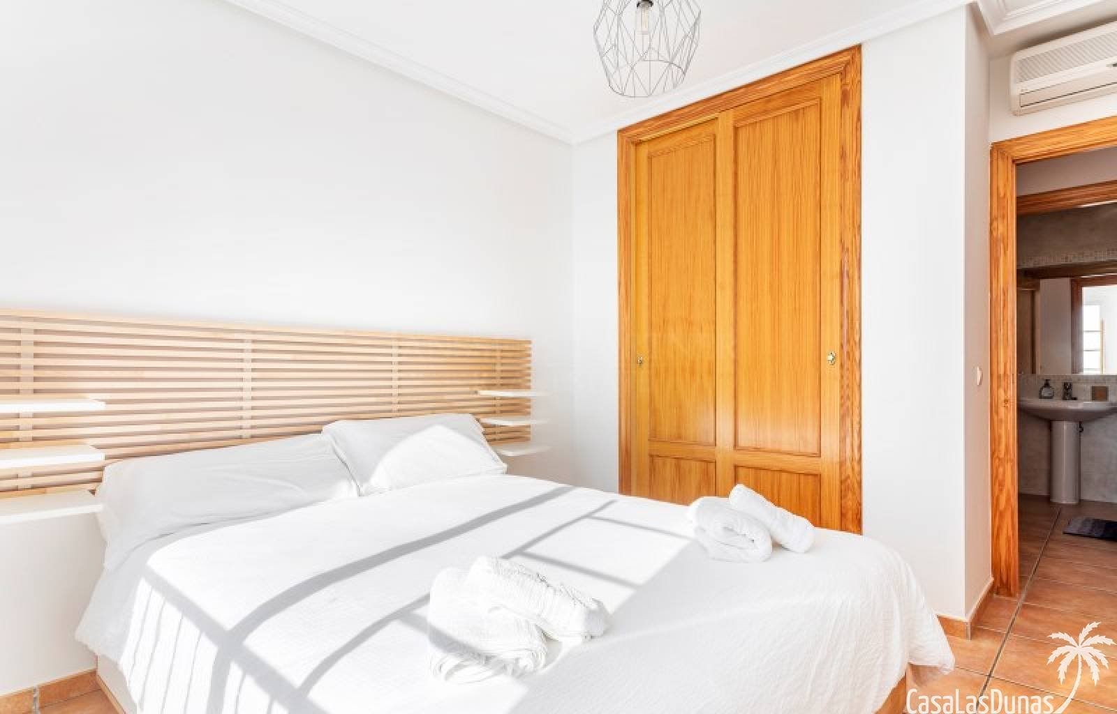 Gemütliches Reihenhaus mit traumhafter Aussicht!
Dieses gepflegte Haus mit 250m² bebauter Fläche verteilt sich auf zwei Ebenen und bietet eine perfek