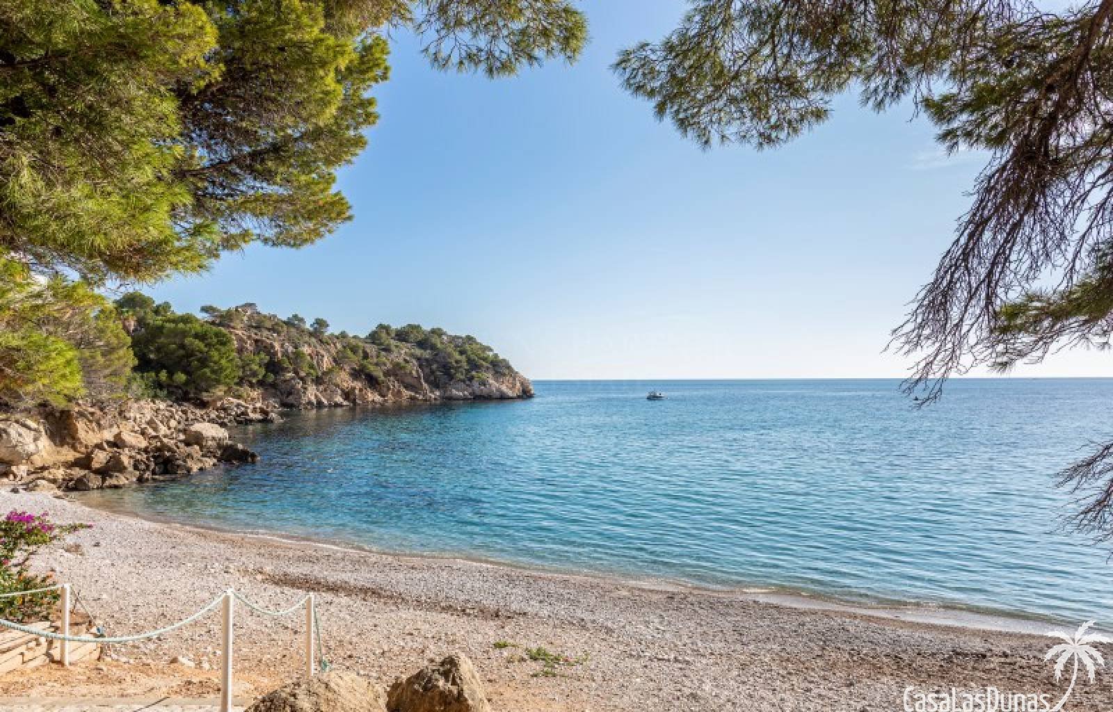 Gemütliches Reihenhaus mit traumhafter Aussicht!
Dieses gepflegte Haus mit 250m² bebauter Fläche verteilt sich auf zwei Ebenen und bietet eine perfek