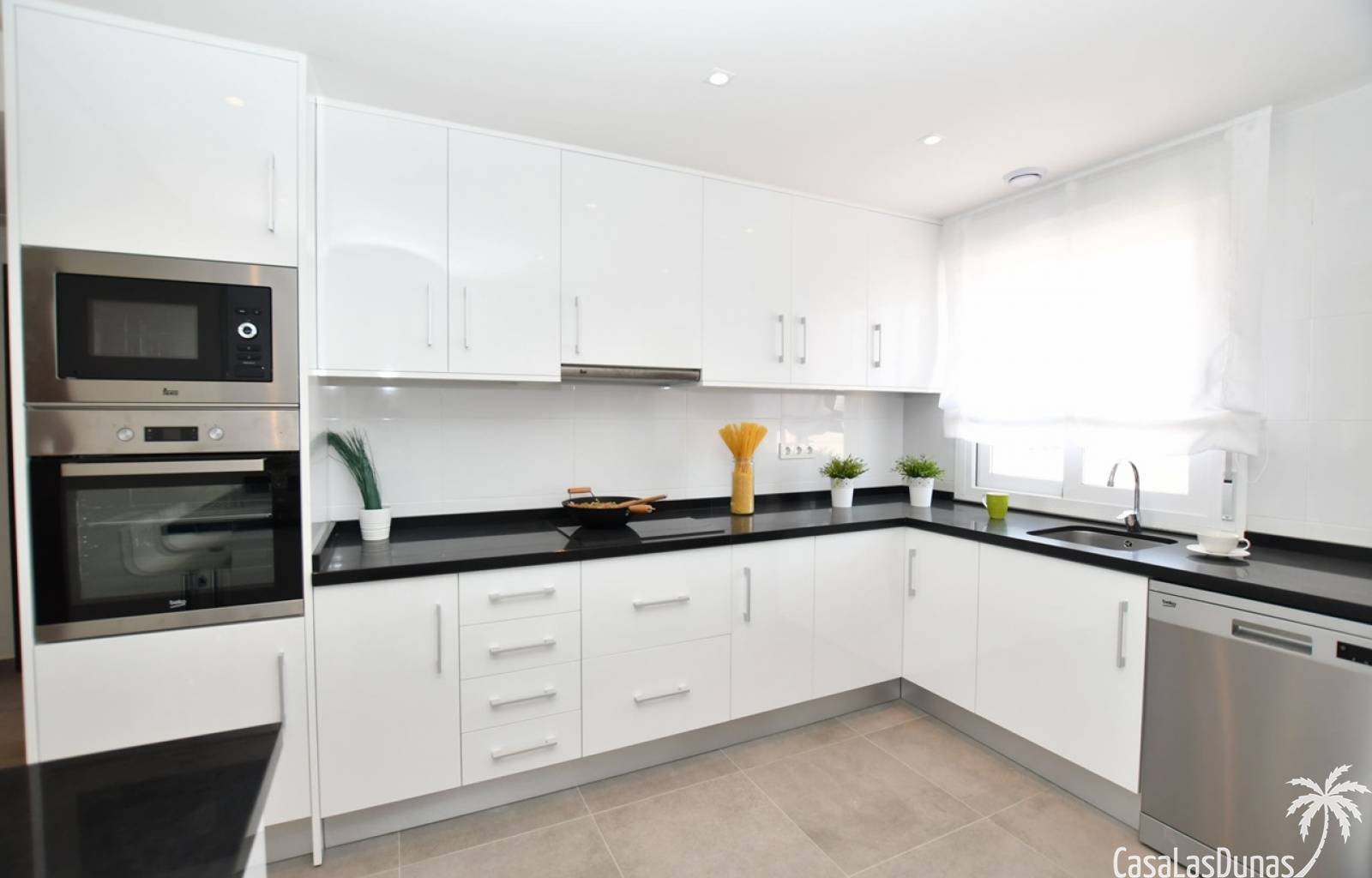  Diese elegante, neu gebaute Dachgeschosswohnung befindet sich im ruhigen und grünen Viertel La Cañada, etwas außerhalb des geschäftigen Dorfzentrums 