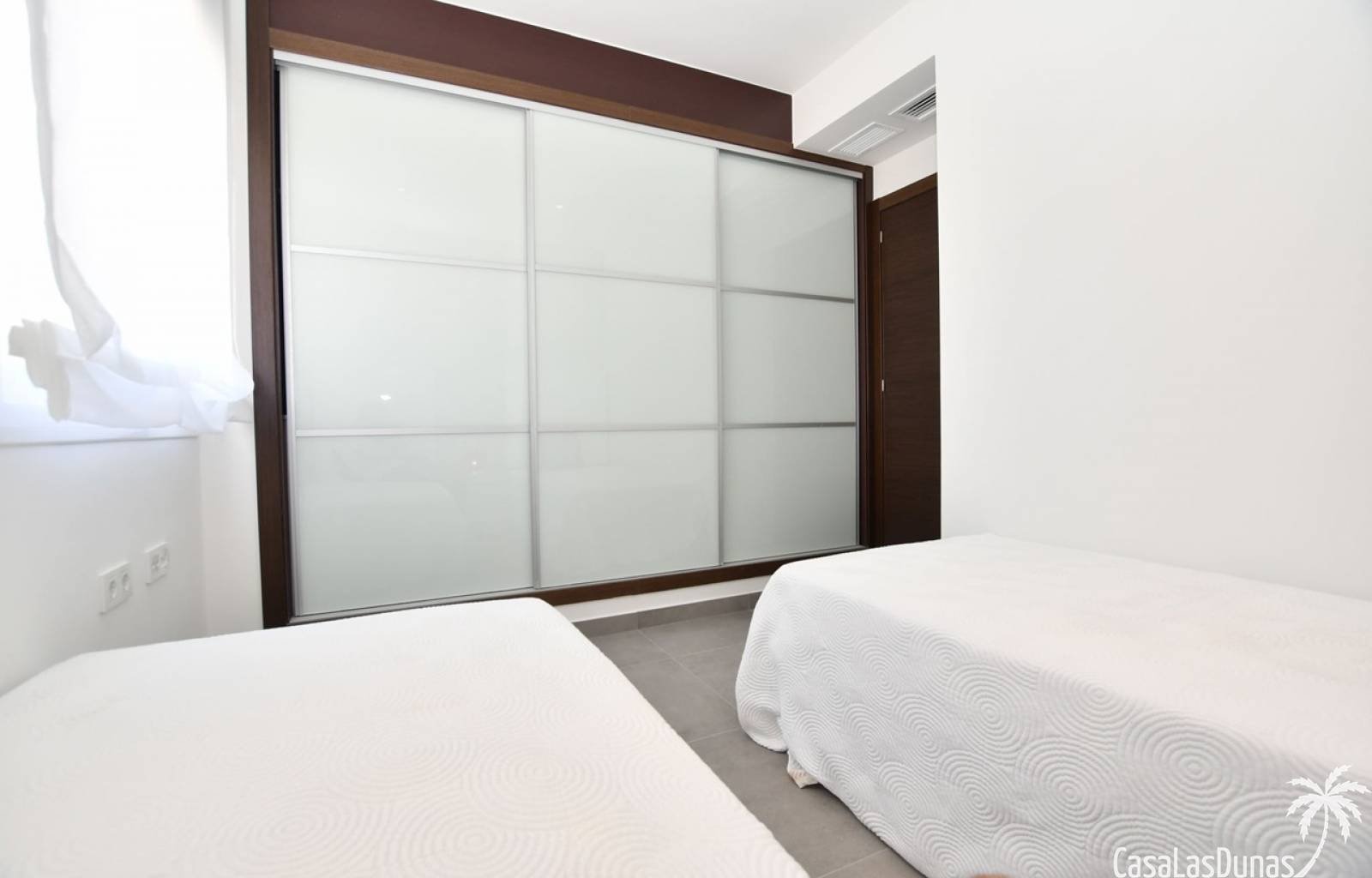  Diese elegante, neu gebaute Dachgeschosswohnung befindet sich im ruhigen und grünen Viertel La Cañada, etwas außerhalb des geschäftigen Dorfzentrums 