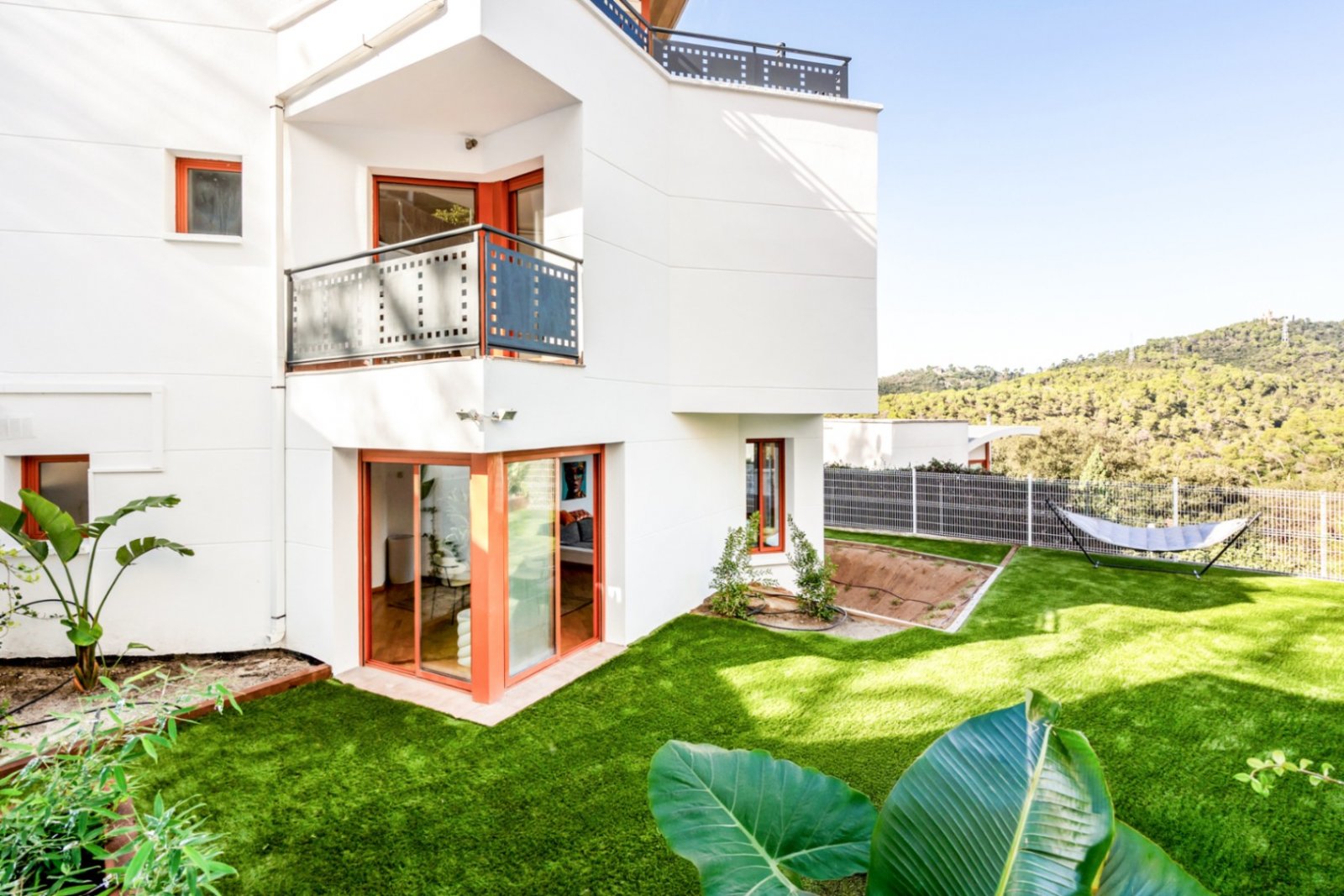 Villa Heidi ist eine charmante und moderne Residenz, die sich in Vallvidrera, einem der grünsten und ruhigsten Viertel Barcelonas, befindet. Vallvidre