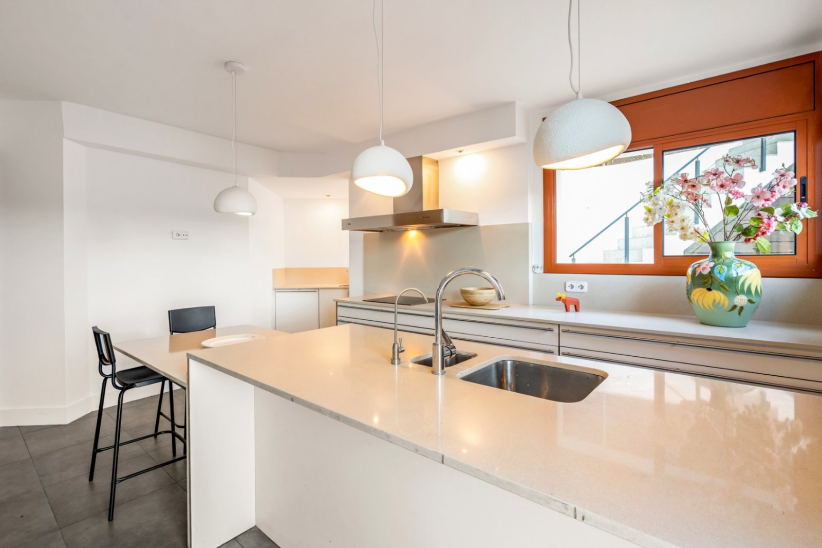 Villa Heidi ist eine charmante und moderne Residenz, die sich in Vallvidrera, einem der grünsten und ruhigsten Viertel Barcelonas, befindet. Vallvidre