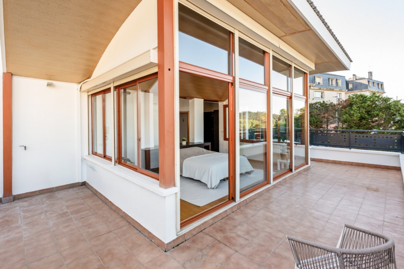 Villa Heidi ist eine charmante und moderne Residenz, die sich in Vallvidrera, einem der grünsten und ruhigsten Viertel Barcelonas, befindet. Vallvidre