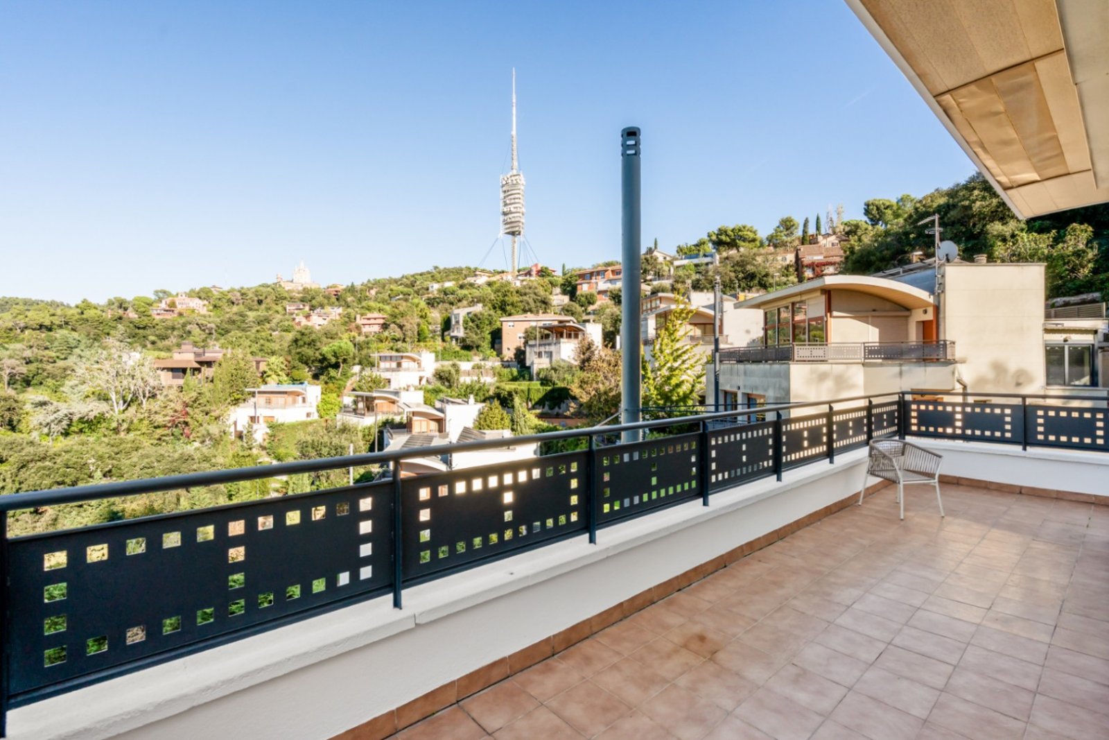 Villa Heidi ist eine charmante und moderne Residenz, die sich in Vallvidrera, einem der grünsten und ruhigsten Viertel Barcelonas, befindet. Vallvidre