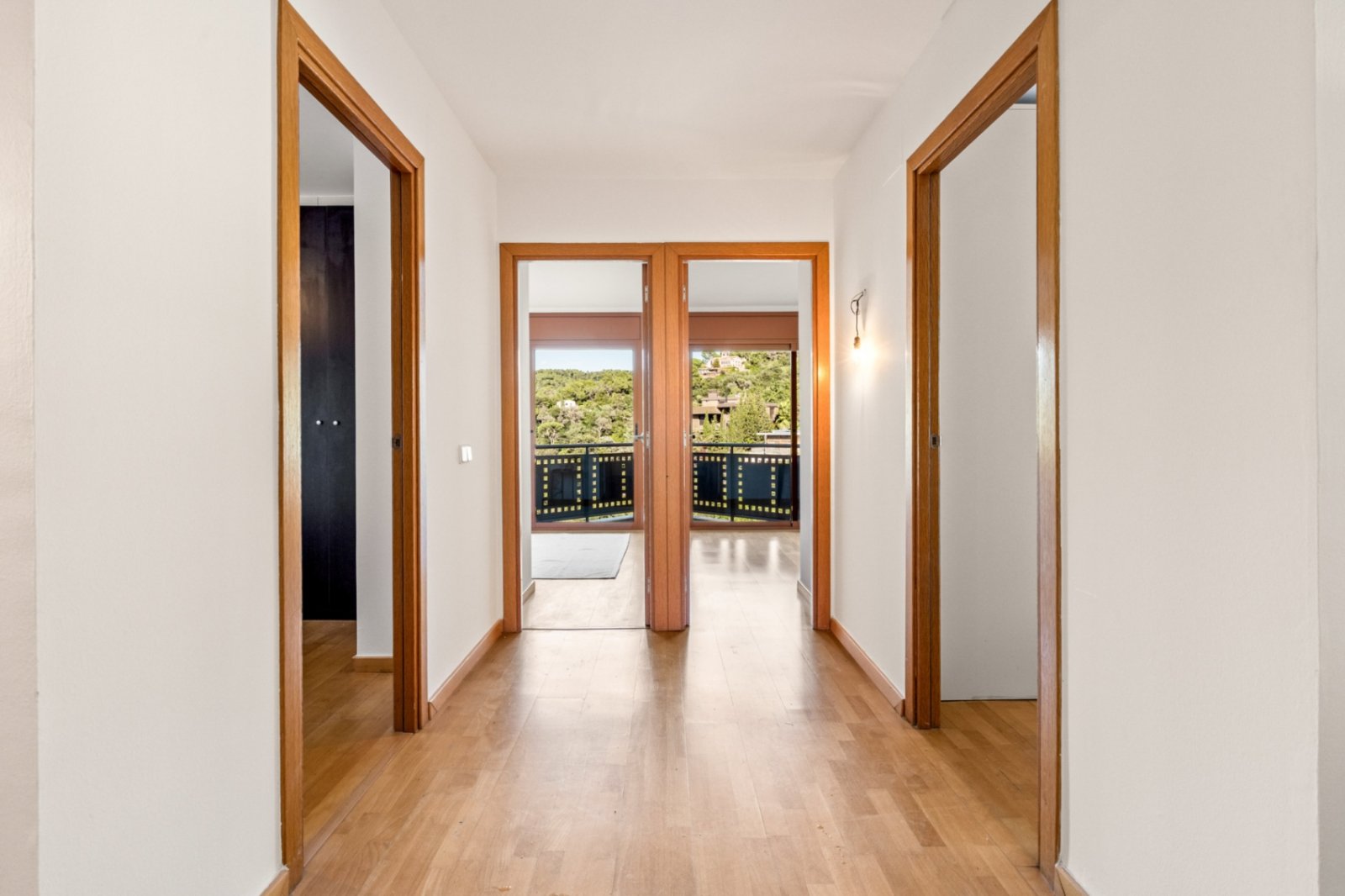 Villa Heidi ist eine charmante und moderne Residenz, die sich in Vallvidrera, einem der grünsten und ruhigsten Viertel Barcelonas, befindet. Vallvidre