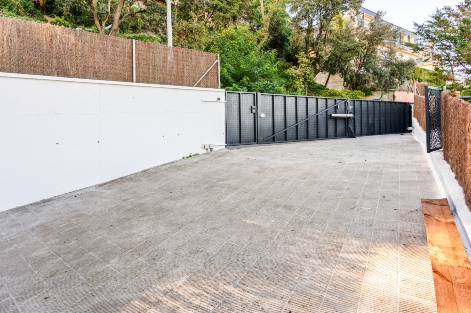 Villa Heidi ist eine charmante und moderne Residenz, die sich in Vallvidrera, einem der grünsten und ruhigsten Viertel Barcelonas, befindet. Vallvidre