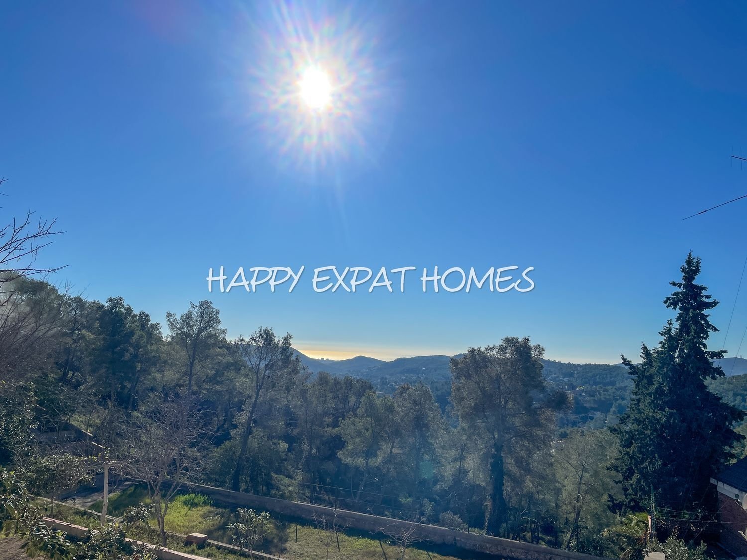 Schönes Grundstück von 756m2 mit herrlichem Blick auf die Berge, völlig flach, das durch seine Ausrichtung den ganzen Tag Sonne und Licht hat. 

Ein
