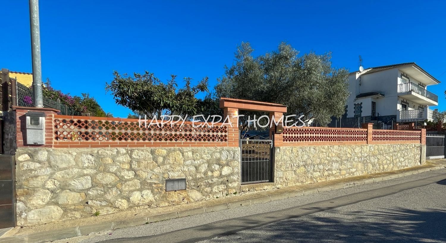 Schönes Grundstück von 756m2 mit herrlichem Blick auf die Berge, völlig flach, das durch seine Ausrichtung den ganzen Tag Sonne und Licht hat. 

Ein