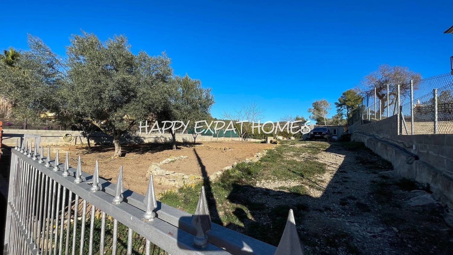 Schönes Grundstück von 756m2 mit herrlichem Blick auf die Berge, völlig flach, das durch seine Ausrichtung den ganzen Tag Sonne und Licht hat. 

Ein