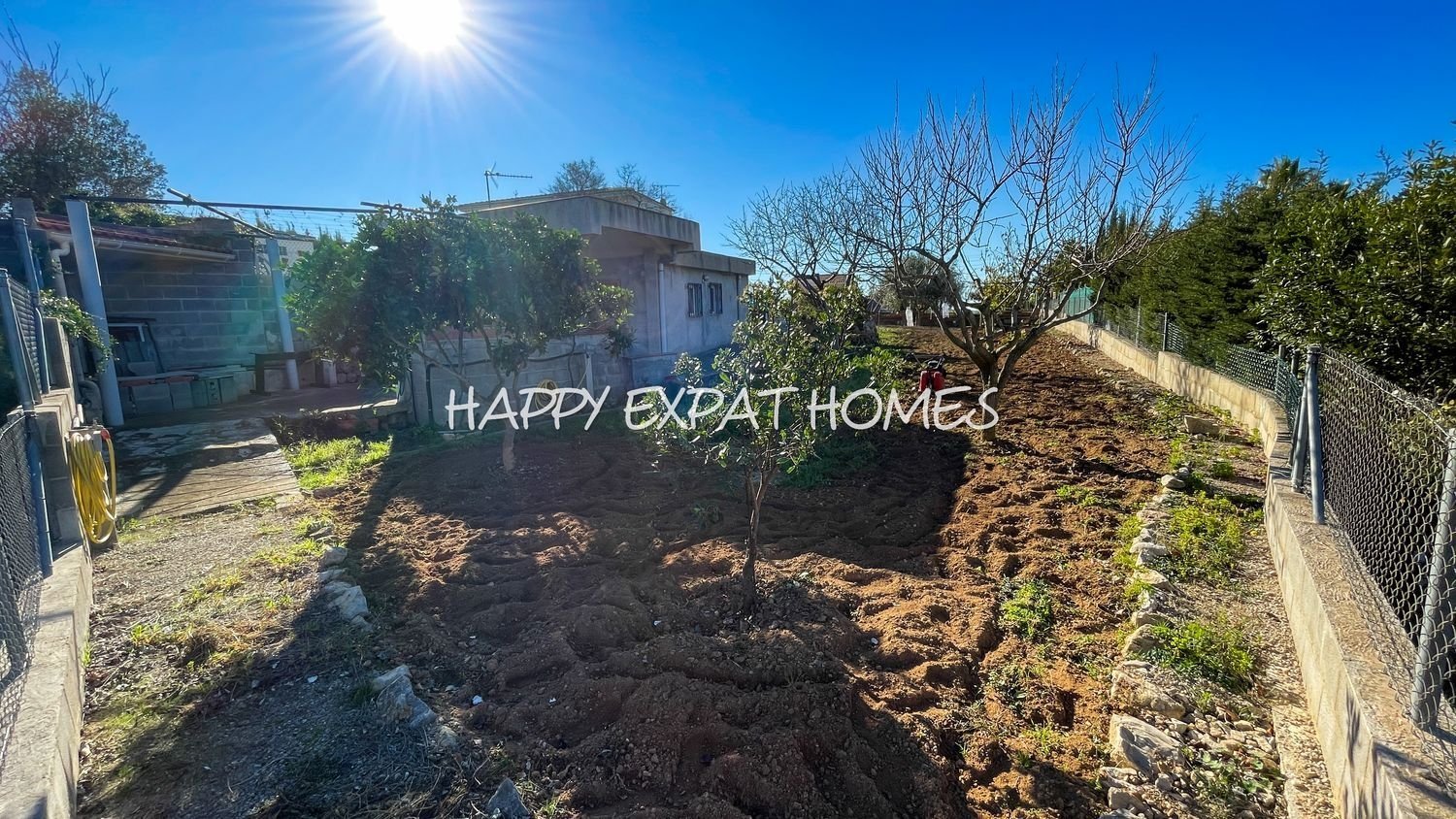Schönes Grundstück von 756m2 mit herrlichem Blick auf die Berge, völlig flach, das durch seine Ausrichtung den ganzen Tag Sonne und Licht hat. 

Ein