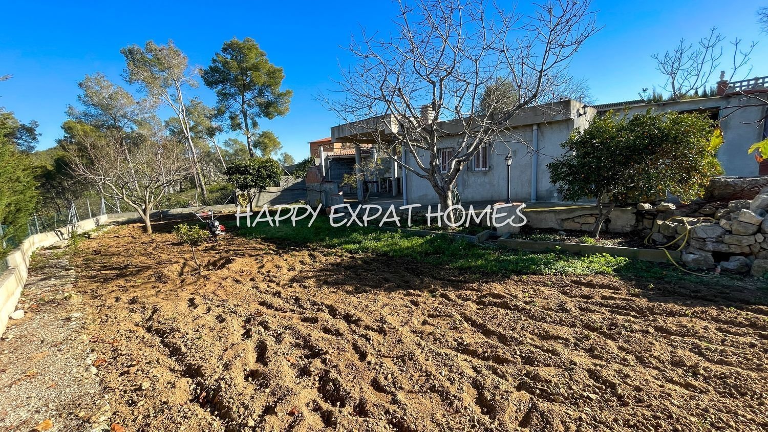 Schönes Grundstück von 756m2 mit herrlichem Blick auf die Berge, völlig flach, das durch seine Ausrichtung den ganzen Tag Sonne und Licht hat. 

Ein