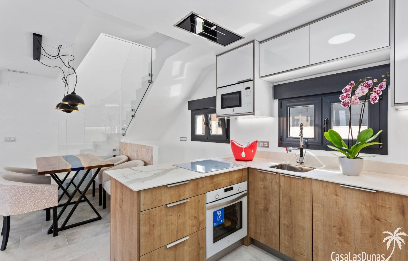  Diese beiden neu produzierten Luxusvillen befinden sich in der beliebten Strandgegend von La Mata. Die Häuser verfügen über drei Schlafzimmer und vie