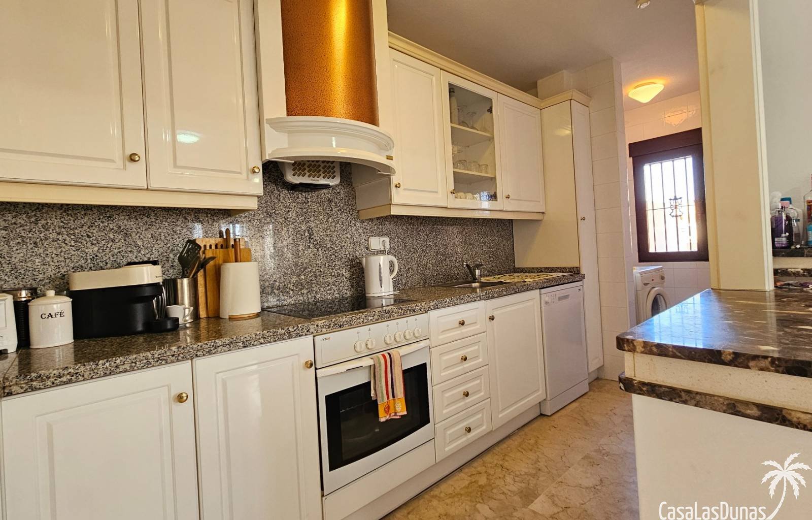 Diese schöne Erdgeschosswohnung an den Ramblas an der Costa Blanca Süd liegt nur wenige Schritte von Restaurants, Bars und Geschäften entfernt. Sie v