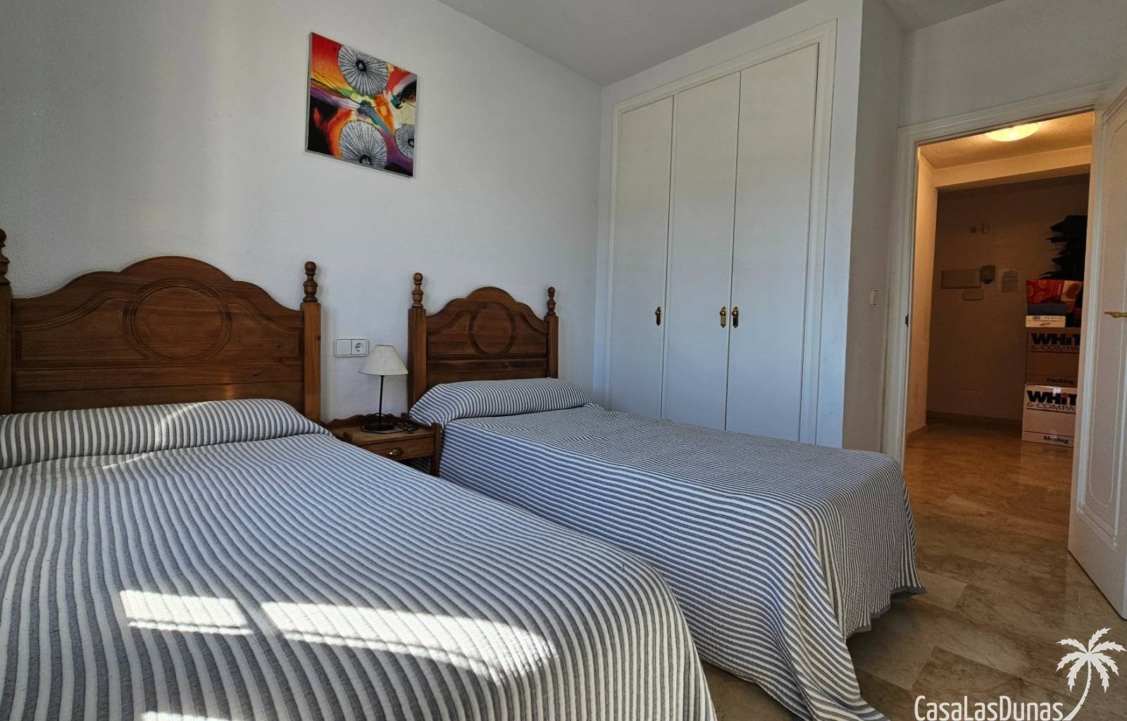 Diese schöne Erdgeschosswohnung an den Ramblas an der Costa Blanca Süd liegt nur wenige Schritte von Restaurants, Bars und Geschäften entfernt. Sie v