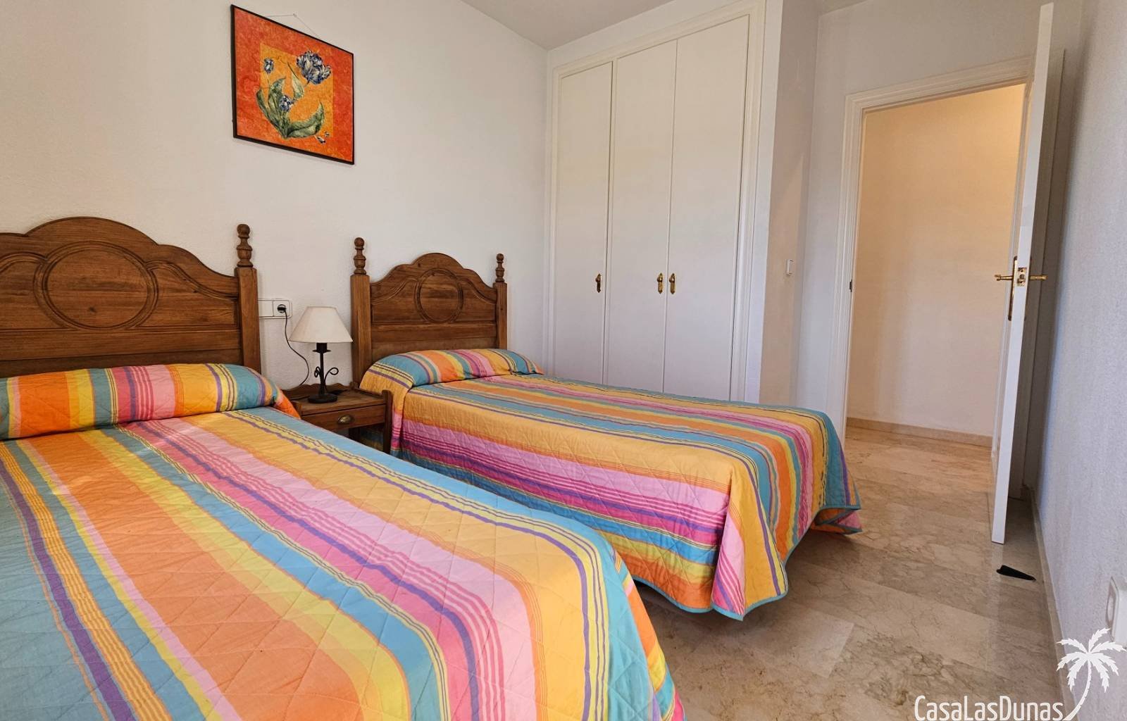 Diese schöne Erdgeschosswohnung an den Ramblas an der Costa Blanca Süd liegt nur wenige Schritte von Restaurants, Bars und Geschäften entfernt. Sie v