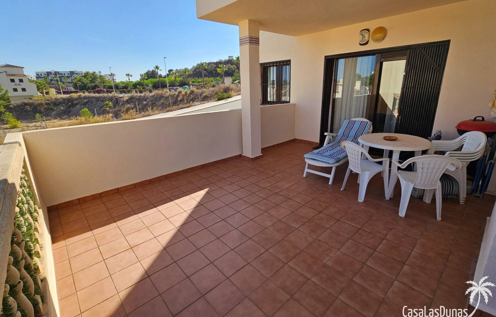 Diese schöne Erdgeschosswohnung an den Ramblas an der Costa Blanca Süd liegt nur wenige Schritte von Restaurants, Bars und Geschäften entfernt. Sie v