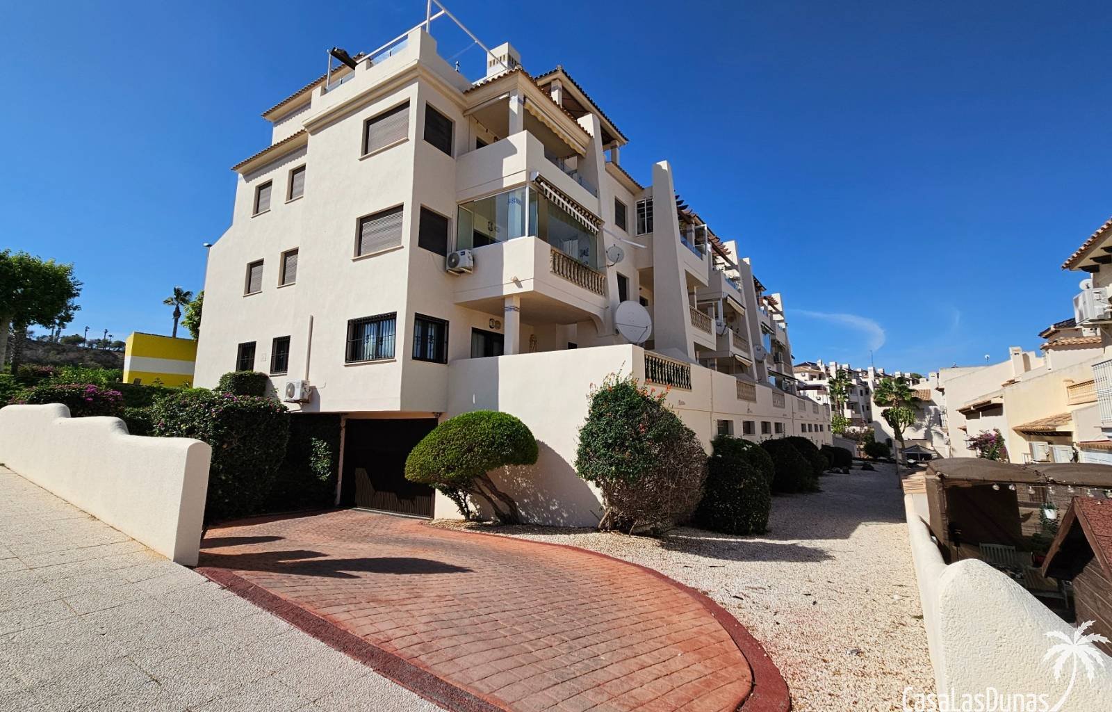 Diese schöne Erdgeschosswohnung an den Ramblas an der Costa Blanca Süd liegt nur wenige Schritte von Restaurants, Bars und Geschäften entfernt. Sie v