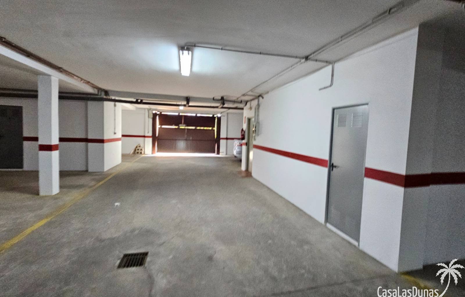 Diese schöne Erdgeschosswohnung an den Ramblas an der Costa Blanca Süd liegt nur wenige Schritte von Restaurants, Bars und Geschäften entfernt. Sie v