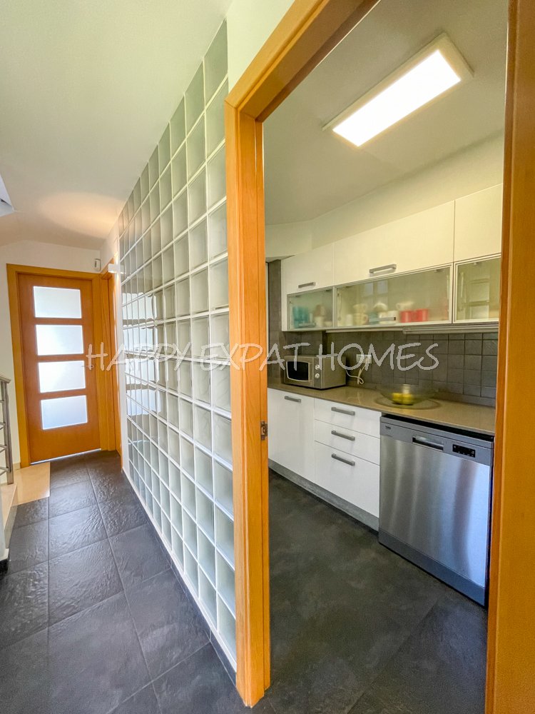 Beeindruckende Zweifamilienhaus-Hälfte mit Touristenlizenz (mit hoher Rentabilität) und Meerblick in Vallpineda.


Diese Doppelhaushälfte verfügt üb