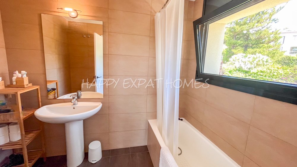 Beeindruckende Zweifamilienhaus-Hälfte mit Touristenlizenz (mit hoher Rentabilität) und Meerblick in Vallpineda.


Diese Doppelhaushälfte verfügt üb