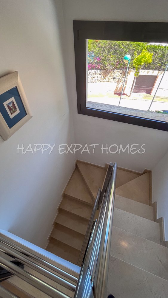 Beeindruckende Zweifamilienhaus-Hälfte mit Touristenlizenz (mit hoher Rentabilität) und Meerblick in Vallpineda.


Diese Doppelhaushälfte verfügt üb