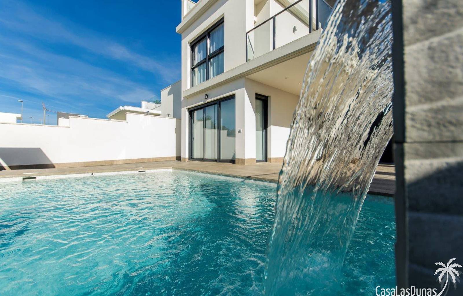 Diese Wohnanlage, bestehend aus 18 einzelnen Villen, befindet sich derzeit im Bau, 10 Kilometer von den hervorragenden Sandstränden der Costa Blanca