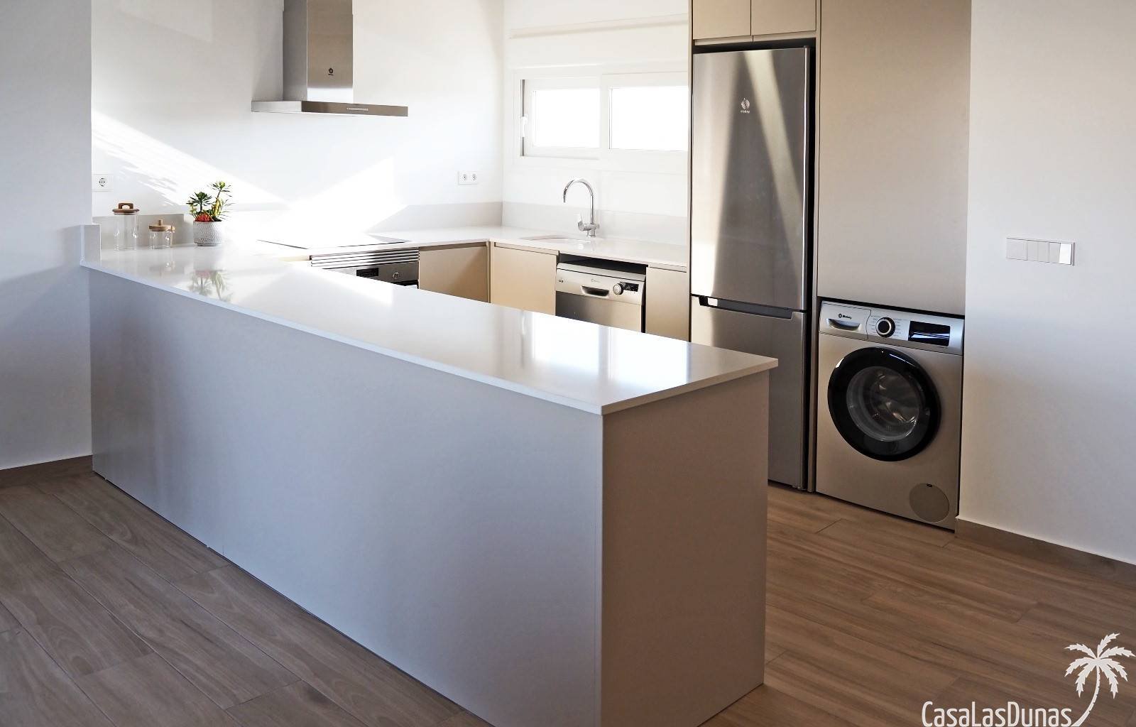 Wir finden diesen herrlichen Komplex innerhalb der Grenzen eines Golfresorts in Orihuela Costa. Es gibt Modelle mit 2 oder 3 Schlafzimmern, im Erdges