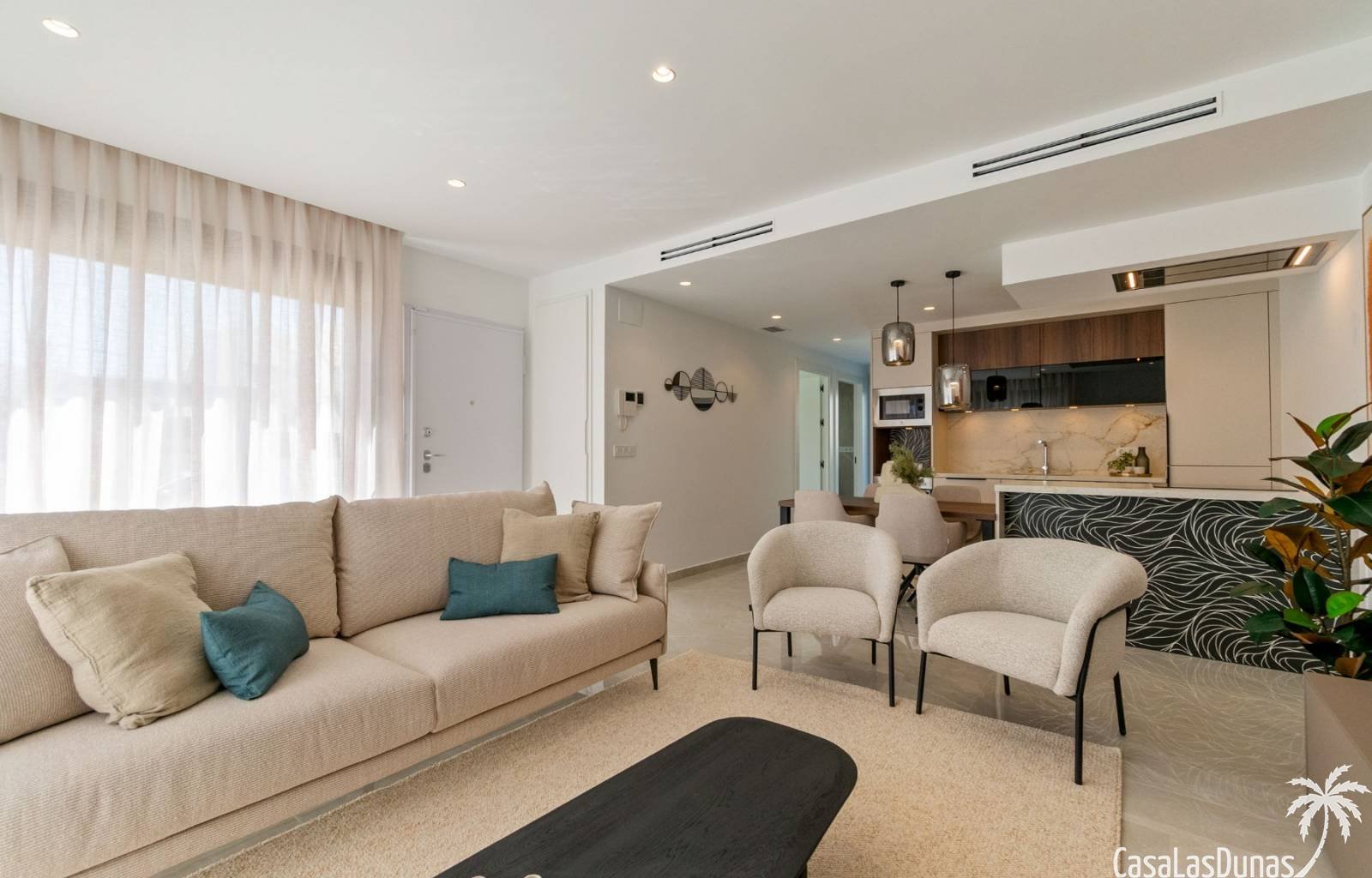 Nur 10 Kilometer vom Mittelmeer und weniger als einen Kilometer vom Dorfzentrum entfernt werden derzeit diese wunderschönen modernen Doppelhaushälfte