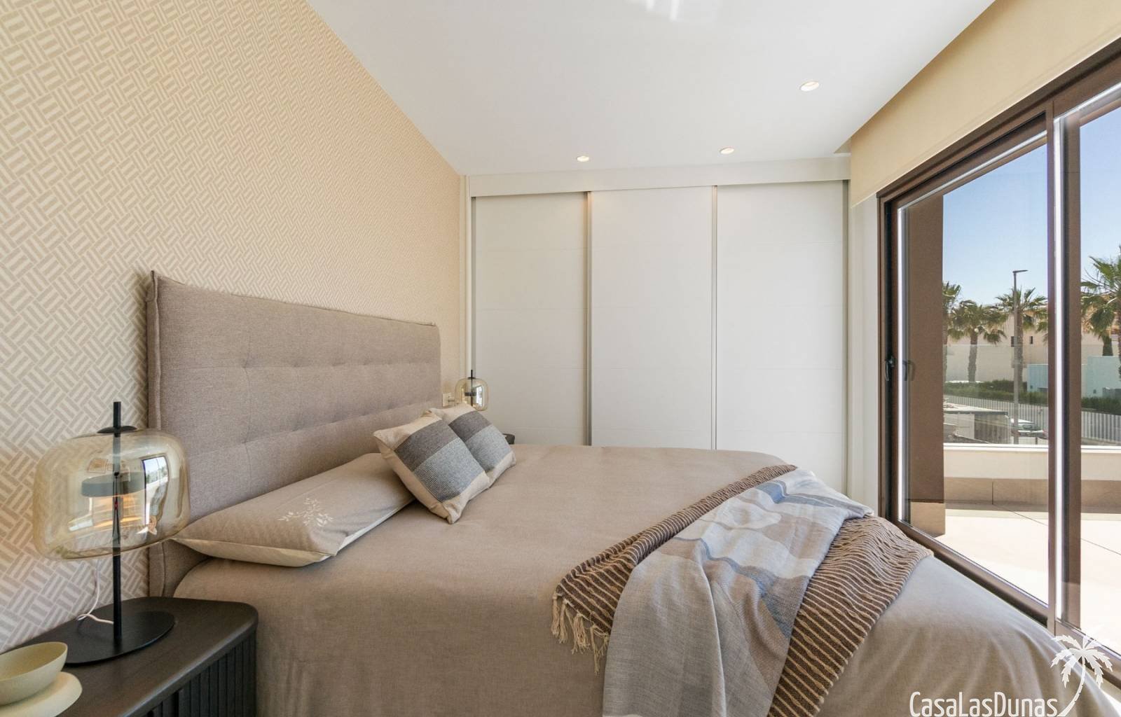 Nur 10 Kilometer vom Mittelmeer und weniger als einen Kilometer vom Dorfzentrum entfernt werden derzeit diese wunderschönen modernen Doppelhaushälfte