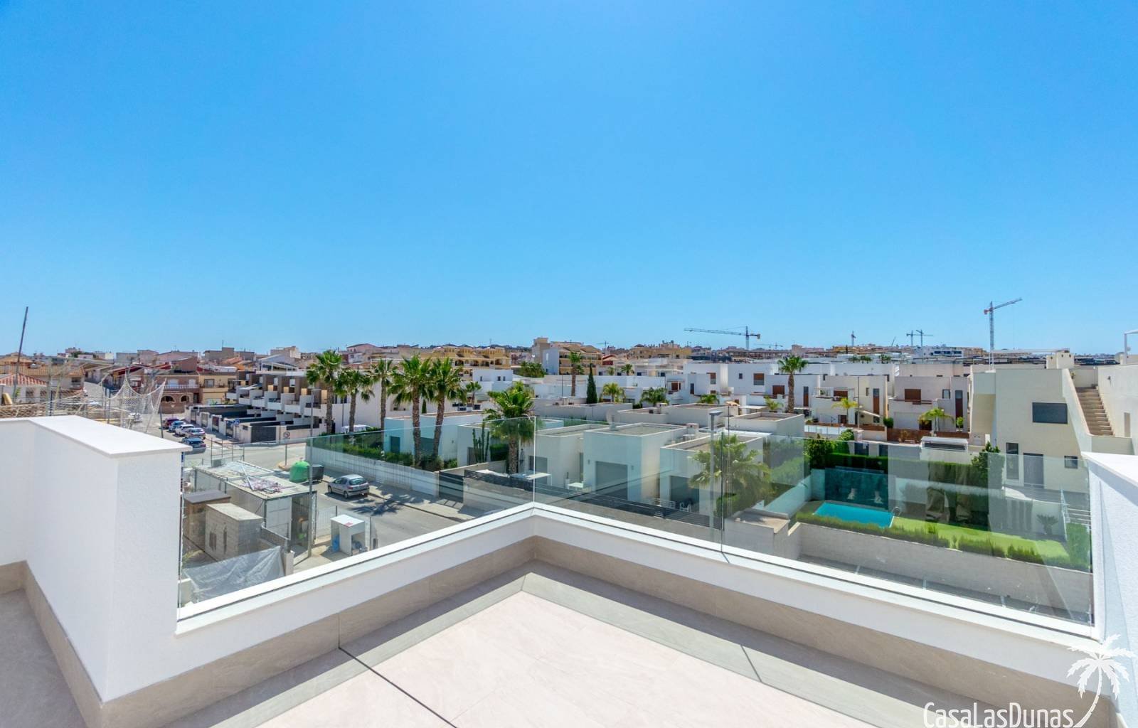 Nur 10 Kilometer vom Mittelmeer und weniger als einen Kilometer vom Dorfzentrum entfernt werden derzeit diese wunderschönen modernen Doppelhaushälfte