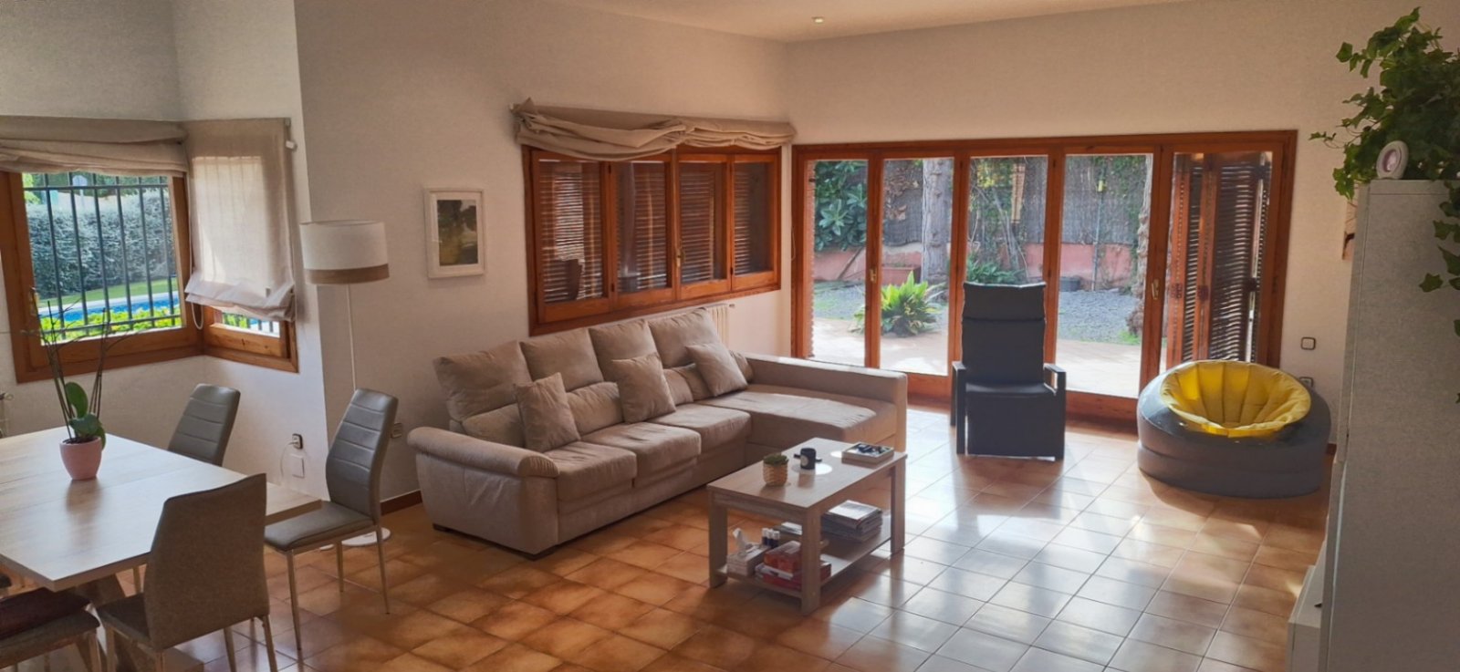 Klassische Villa mit vier Schlafzimmern, fünf Minuten vom Strand entfernt. Der Salon, die Küche, das Bett und die Badezimmer befinden sich alle auf de