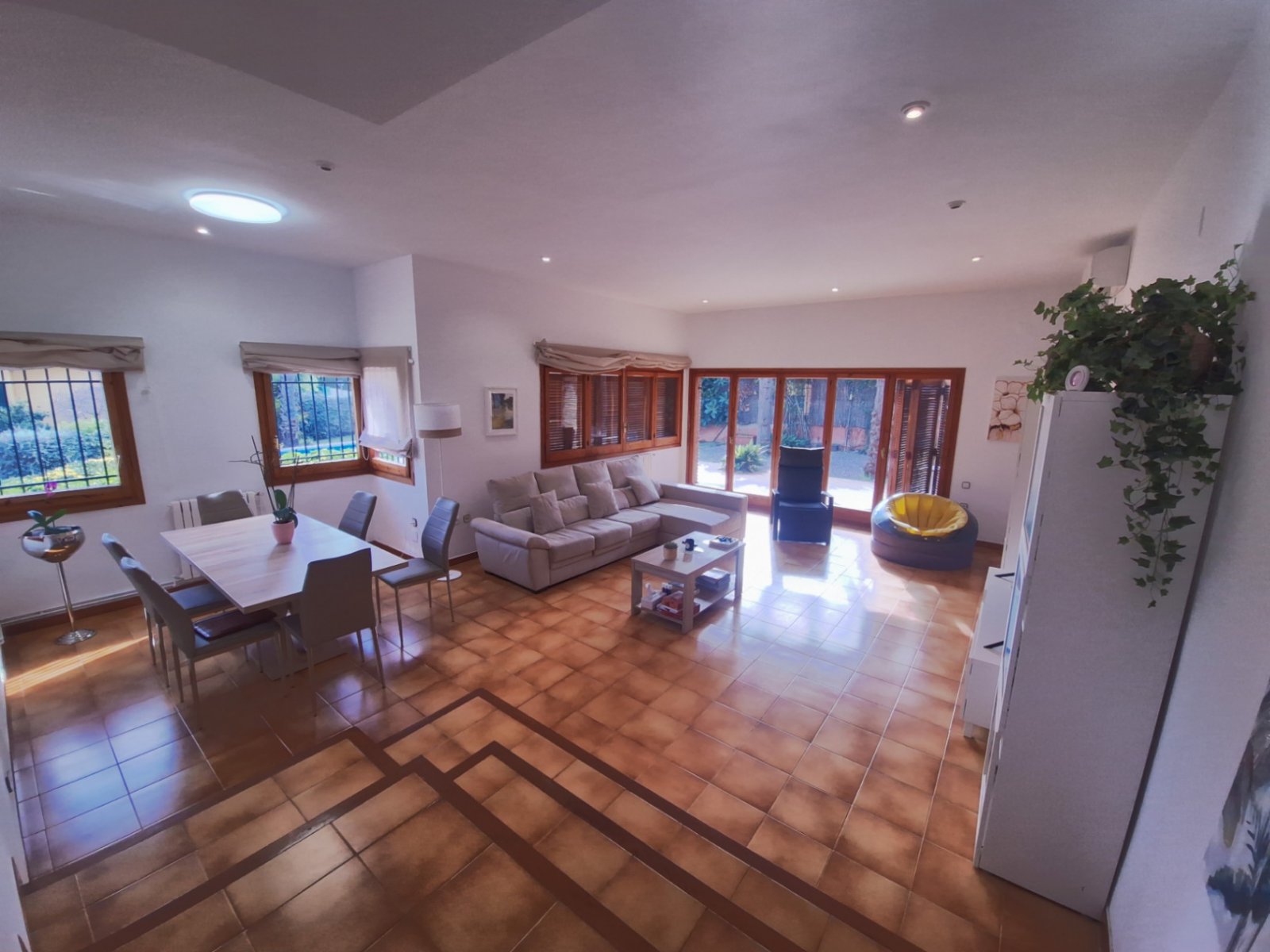 Klassische Villa mit vier Schlafzimmern, fünf Minuten vom Strand entfernt. Der Salon, die Küche, das Bett und die Badezimmer befinden sich alle auf de