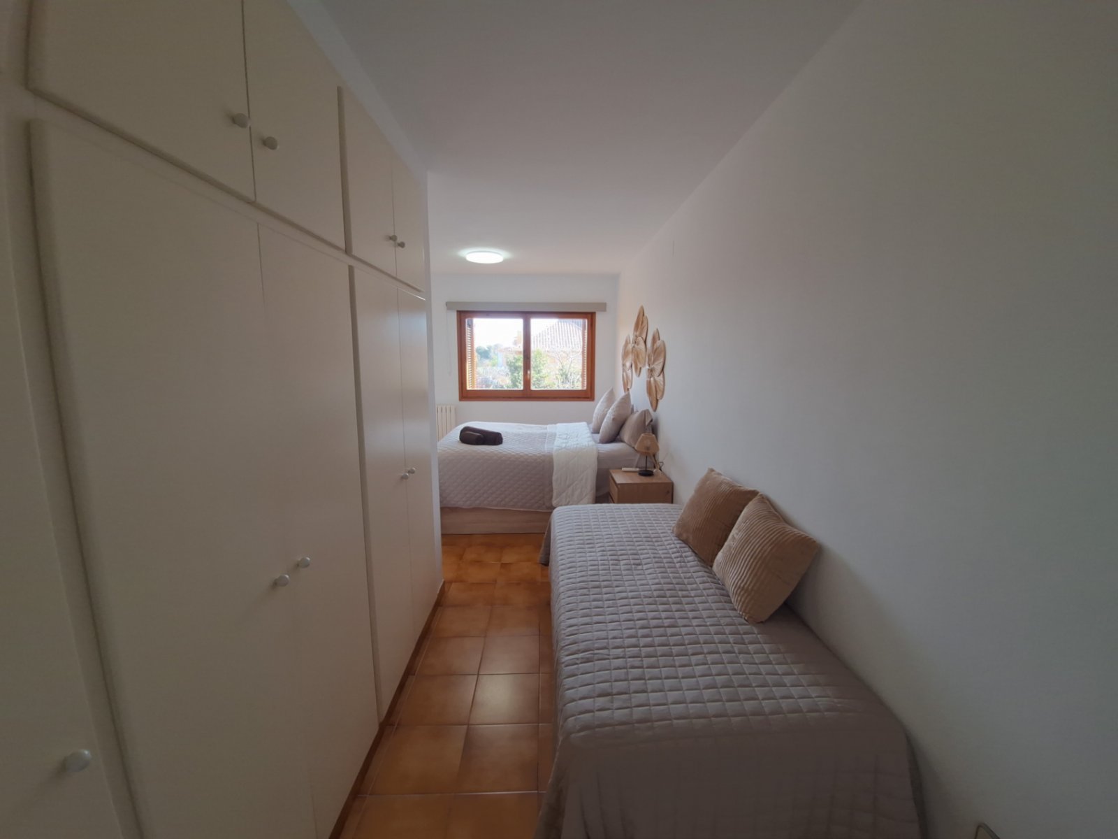 Klassische Villa mit vier Schlafzimmern, fünf Minuten vom Strand entfernt. Der Salon, die Küche, das Bett und die Badezimmer befinden sich alle auf de