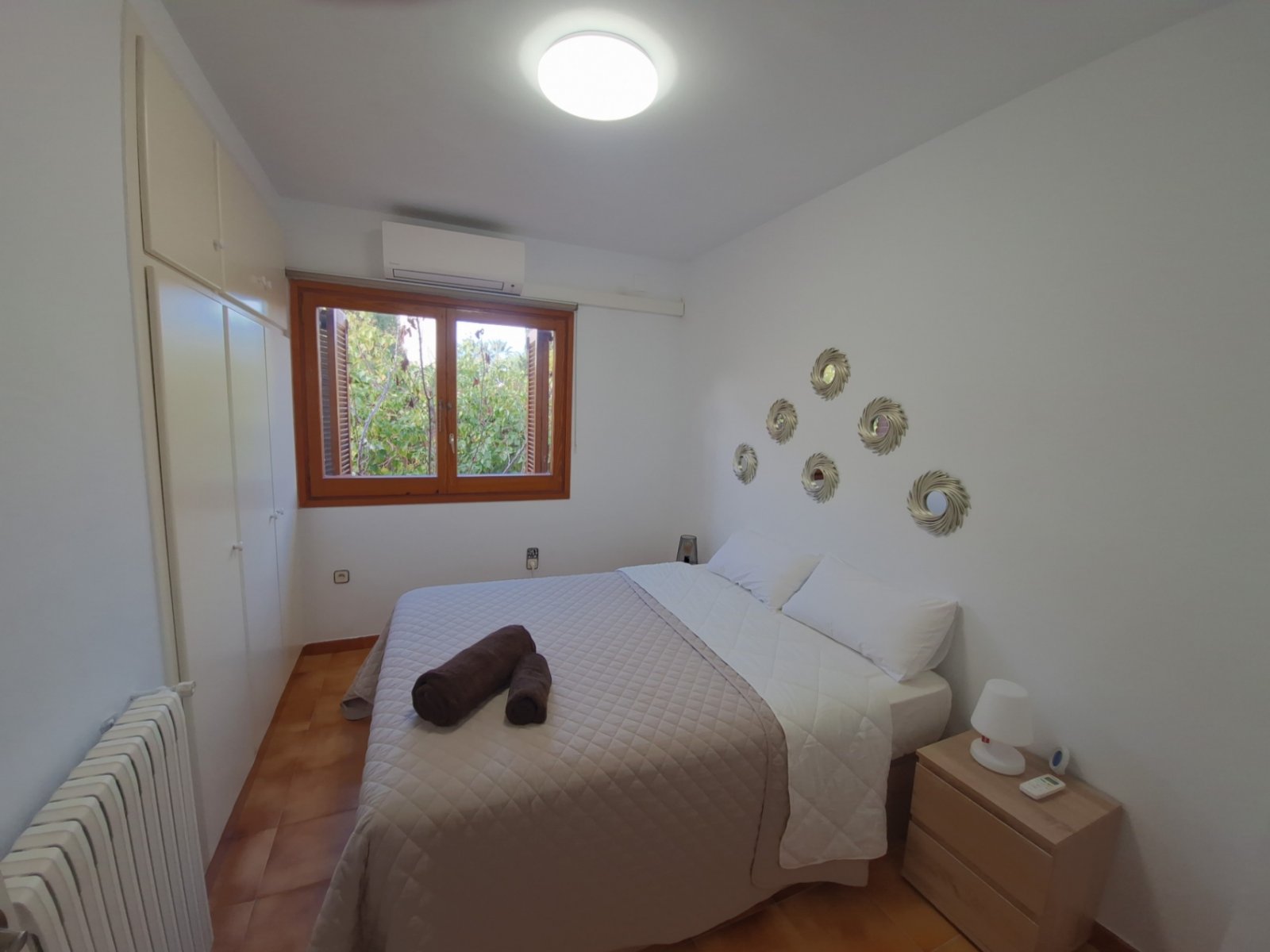 Klassische Villa mit vier Schlafzimmern, fünf Minuten vom Strand entfernt. Der Salon, die Küche, das Bett und die Badezimmer befinden sich alle auf de