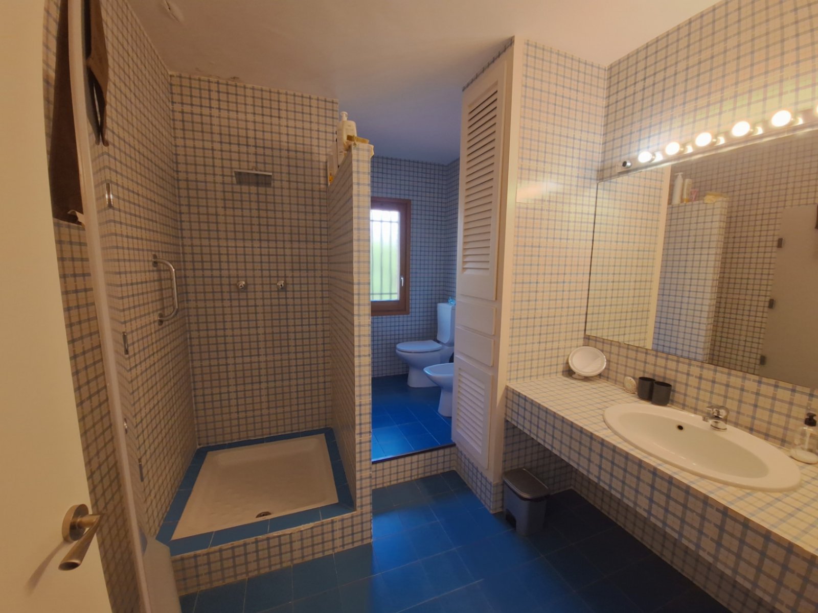 Klassische Villa mit vier Schlafzimmern, fünf Minuten vom Strand entfernt. Der Salon, die Küche, das Bett und die Badezimmer befinden sich alle auf de