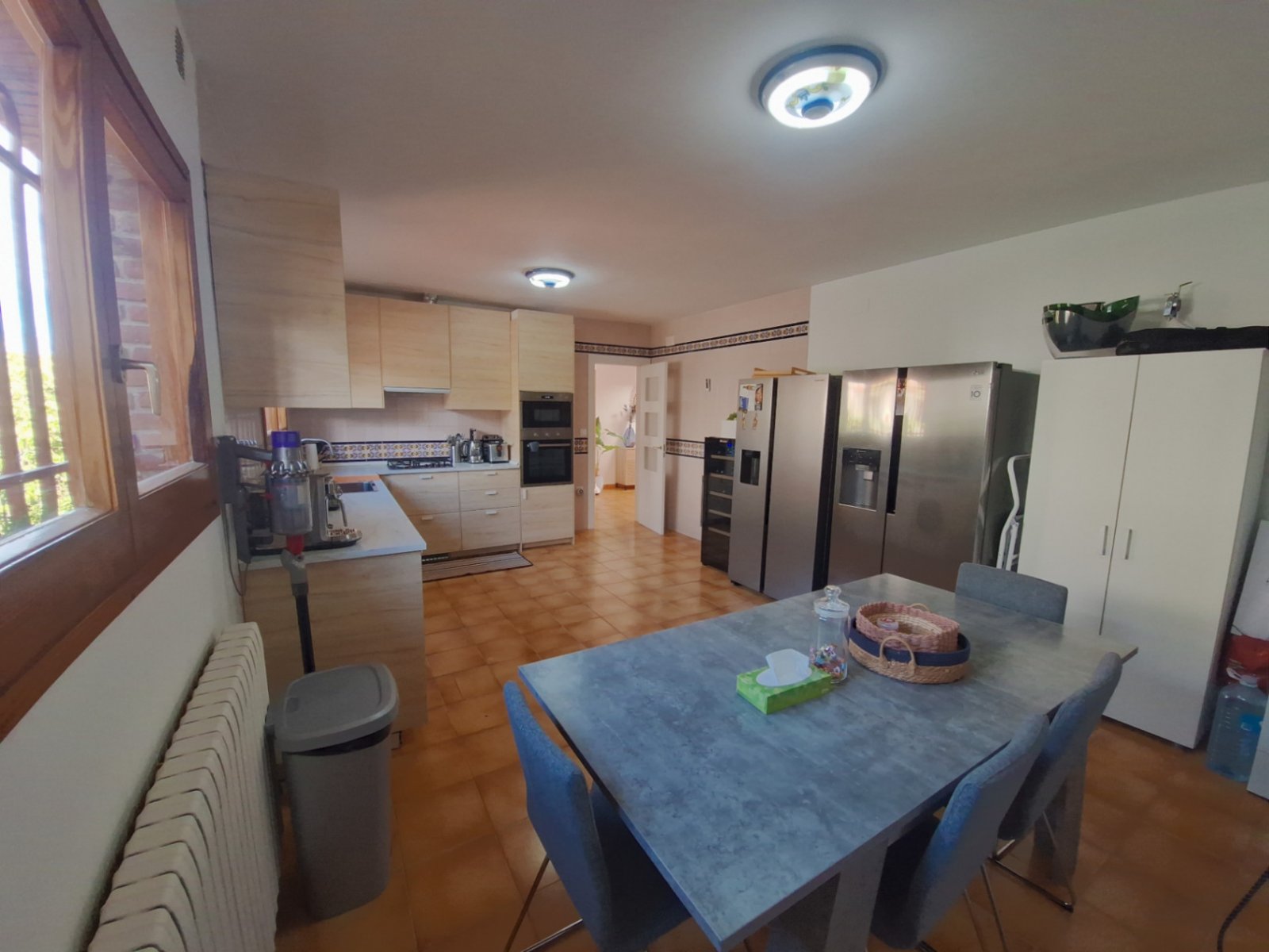 Klassische Villa mit vier Schlafzimmern, fünf Minuten vom Strand entfernt. Der Salon, die Küche, das Bett und die Badezimmer befinden sich alle auf de