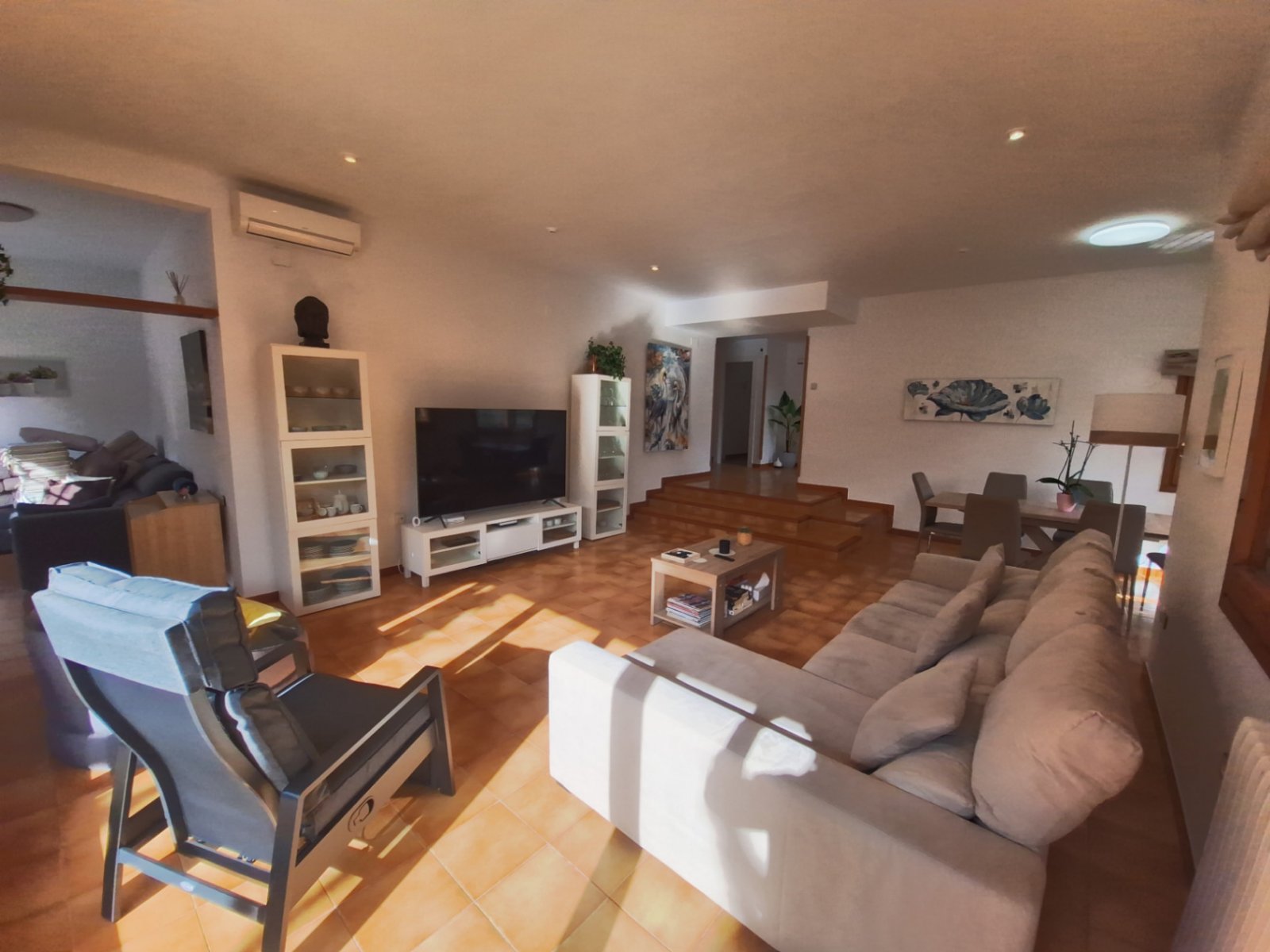 Klassische Villa mit vier Schlafzimmern, fünf Minuten vom Strand entfernt. Der Salon, die Küche, das Bett und die Badezimmer befinden sich alle auf de