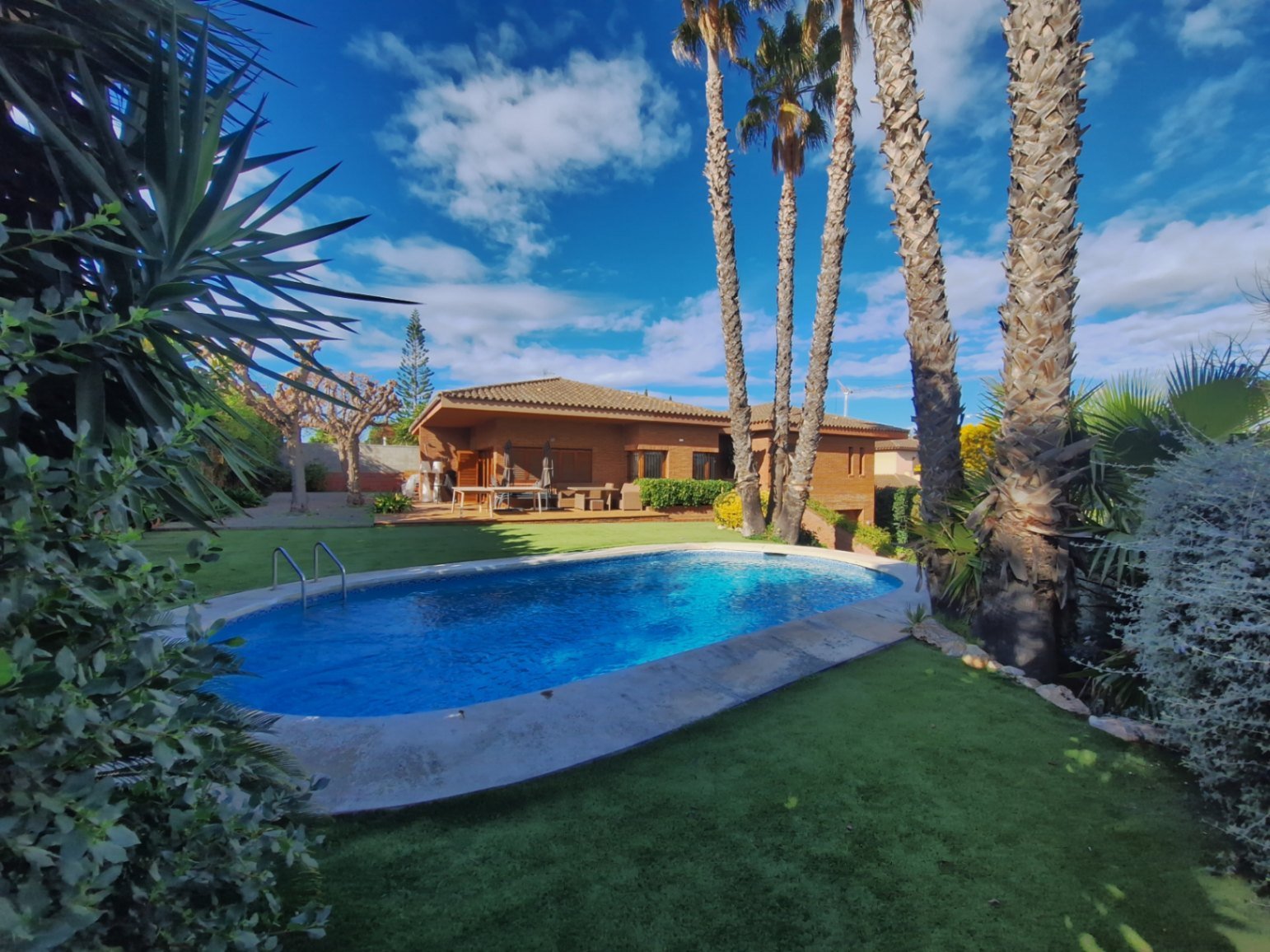 Klassische Villa mit vier Schlafzimmern, fünf Minuten vom Strand entfernt. Der Salon, die Küche, das Bett und die Badezimmer befinden sich alle auf de