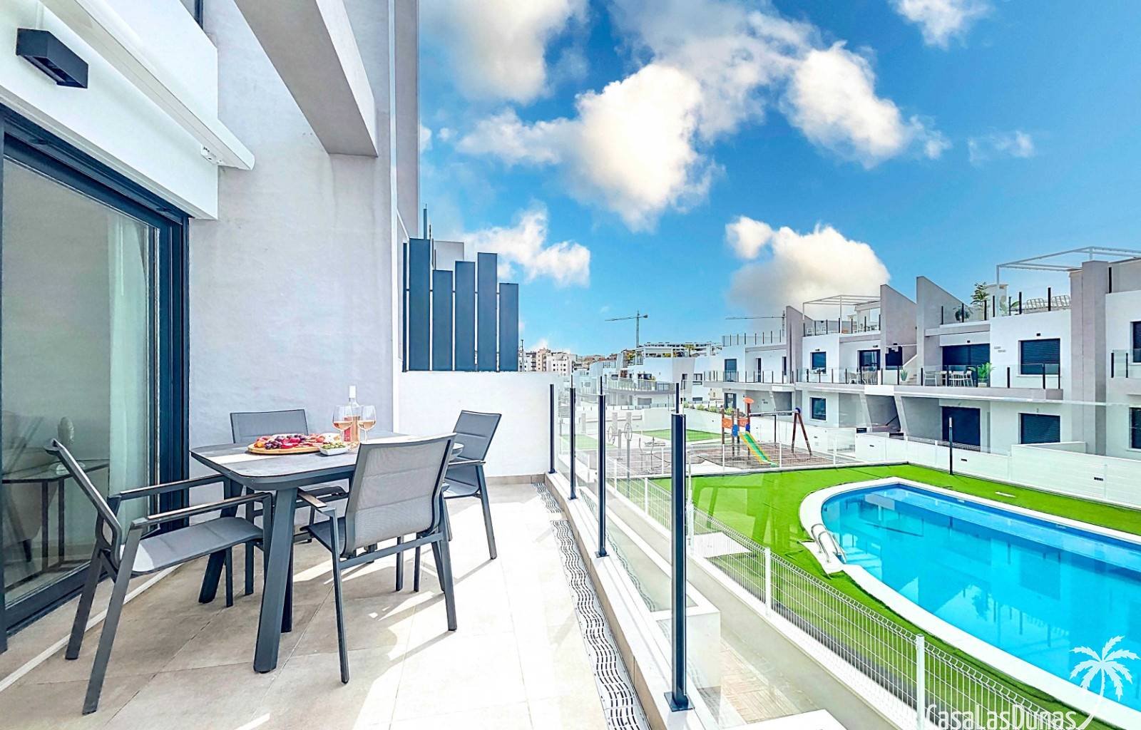 Wir sind stolz, Ihnen dieses prächtige und elegante Anwesen im malerischen Dorf San Miguel de Salinas im Süden der Provinz Alicante anbieten zu könne