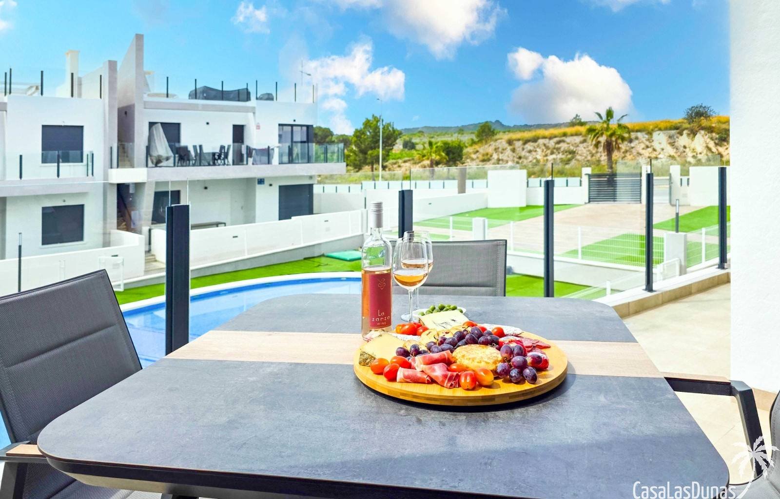 Wir sind stolz, Ihnen dieses prächtige und elegante Anwesen im malerischen Dorf San Miguel de Salinas im Süden der Provinz Alicante anbieten zu könne