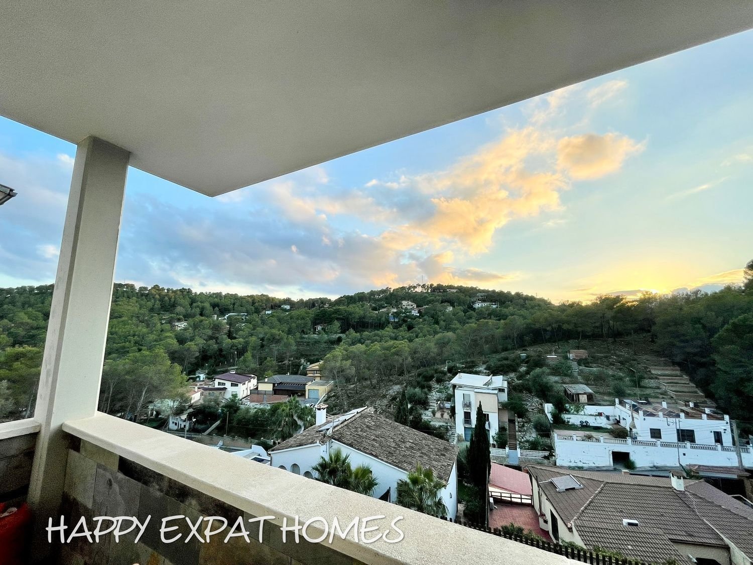 Großes Haus für 2 Familien oder viele Gäste. Es kann in 2 Häuser geteilt oder zusammengelegt werden. Mit einer Fläche von 350 m2 auf einem Grundstück