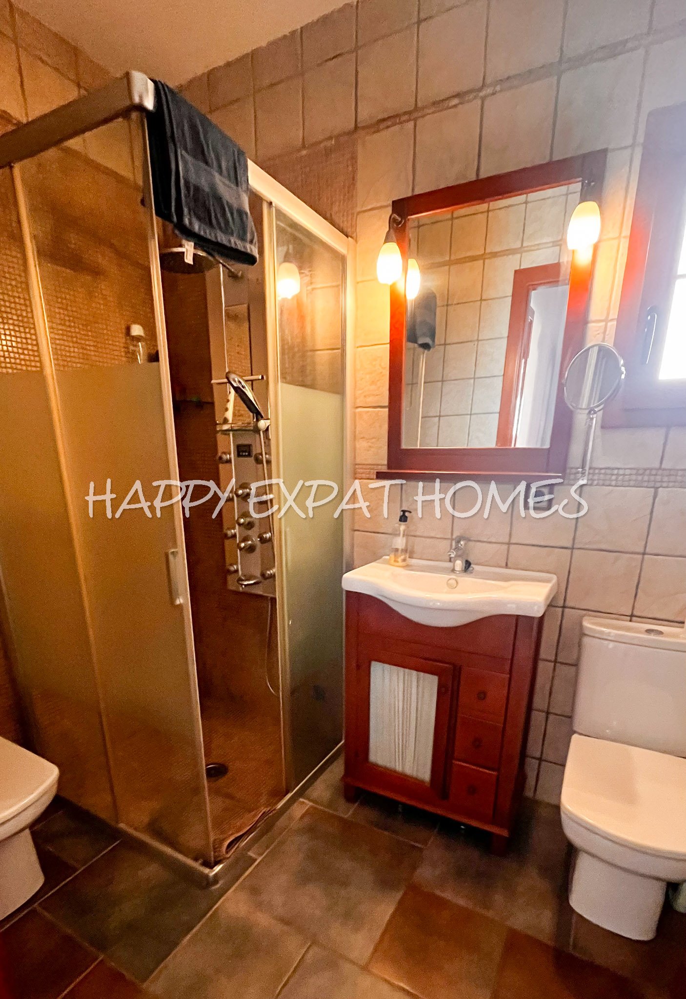 Großes Haus für 2 Familien oder viele Gäste. Es kann in 2 Häuser geteilt oder zusammengelegt werden. Mit einer Fläche von 350 m2 auf einem Grundstück