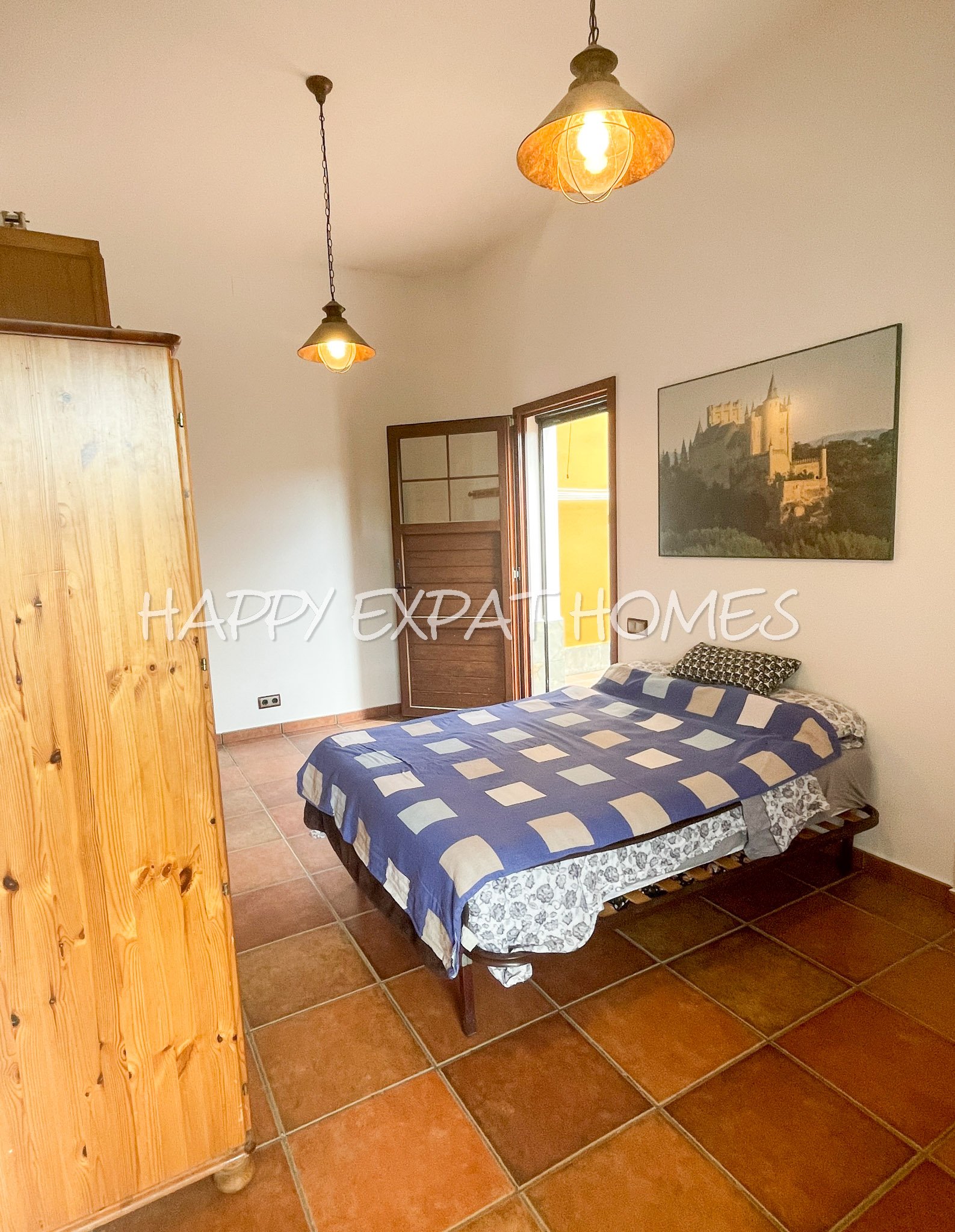 Großes Haus für 2 Familien oder viele Gäste. Es kann in 2 Häuser geteilt oder zusammengelegt werden. Mit einer Fläche von 350 m2 auf einem Grundstück