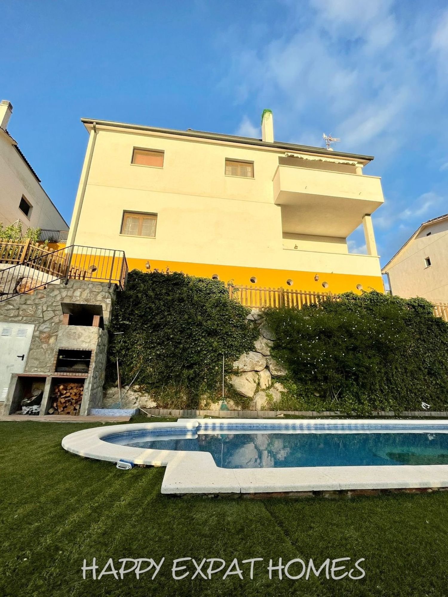 Großes Haus für 2 Familien oder viele Gäste. Es kann in 2 Häuser geteilt oder zusammengelegt werden. Mit einer Fläche von 350 m2 auf einem Grundstück