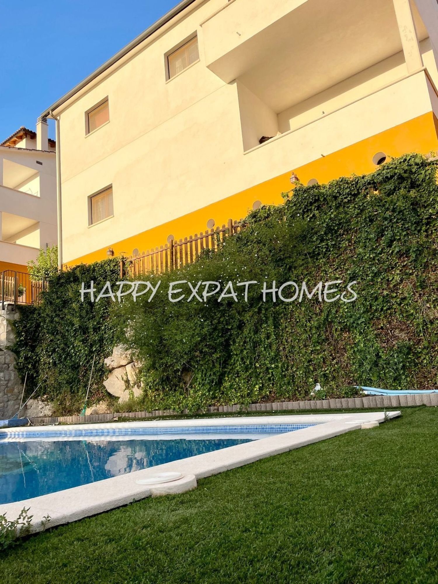 Großes Haus für 2 Familien oder viele Gäste. Es kann in 2 Häuser geteilt oder zusammengelegt werden. Mit einer Fläche von 350 m2 auf einem Grundstück