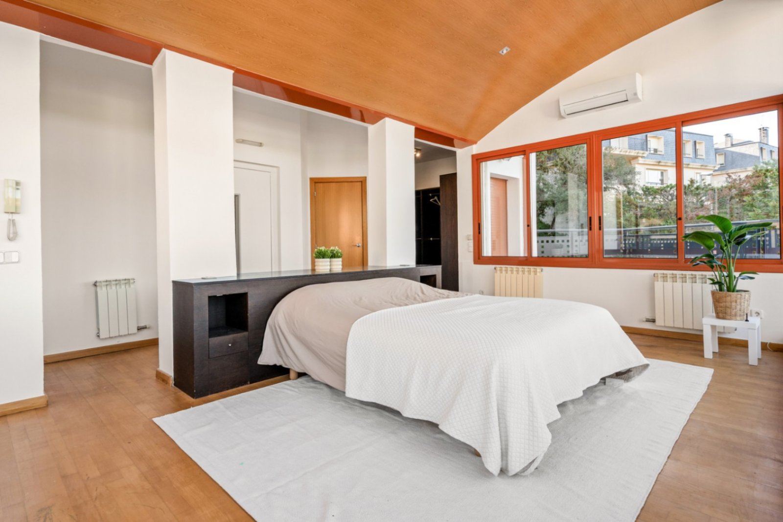 Villa Heidi ist eine charmante und moderne Residenz, die sich in Vallvidrera, einem der grünsten und ruhigsten Viertel Barcelonas, befindet. Vallvidre