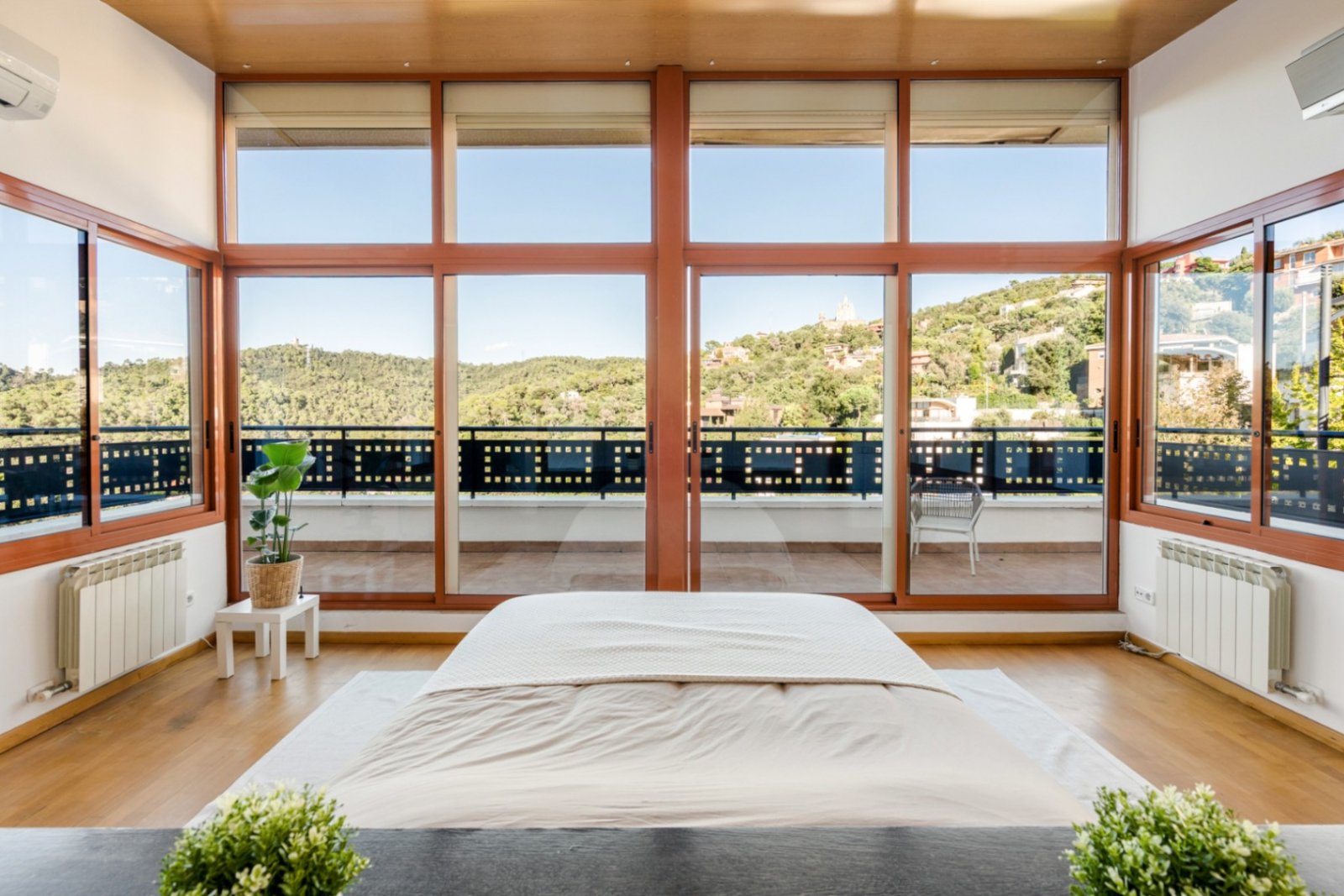 Villa Heidi ist eine charmante und moderne Residenz, die sich in Vallvidrera, einem der grünsten und ruhigsten Viertel Barcelonas, befindet. Vallvidre